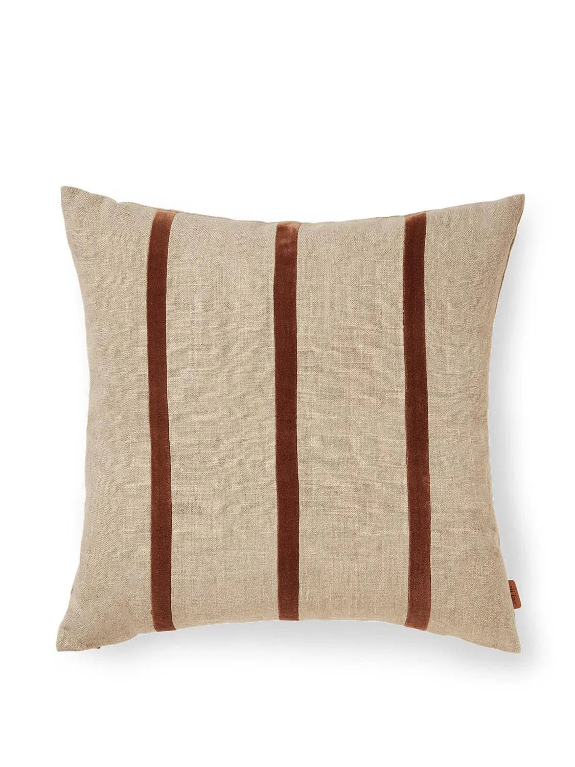 Senti Stripe Kissen  in  Linen/Carob Brown präsentiert im Onlineshop von KAQTU Design AG. Deko Kissen ist von Ferm Living