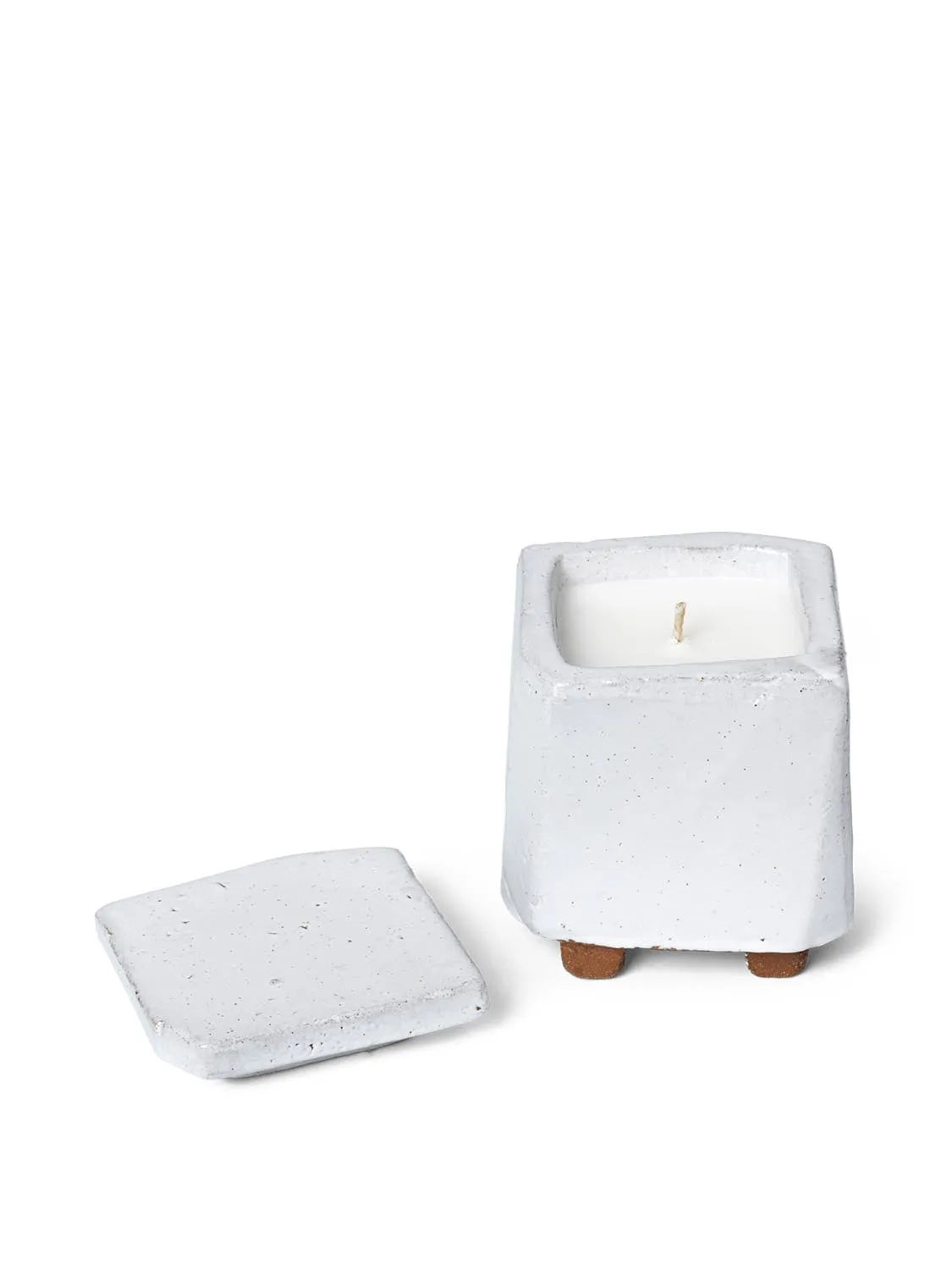 Kurinu Scented Kerze  in  White präsentiert im Onlineshop von KAQTU Design AG. Kerzen ist von Ferm Living