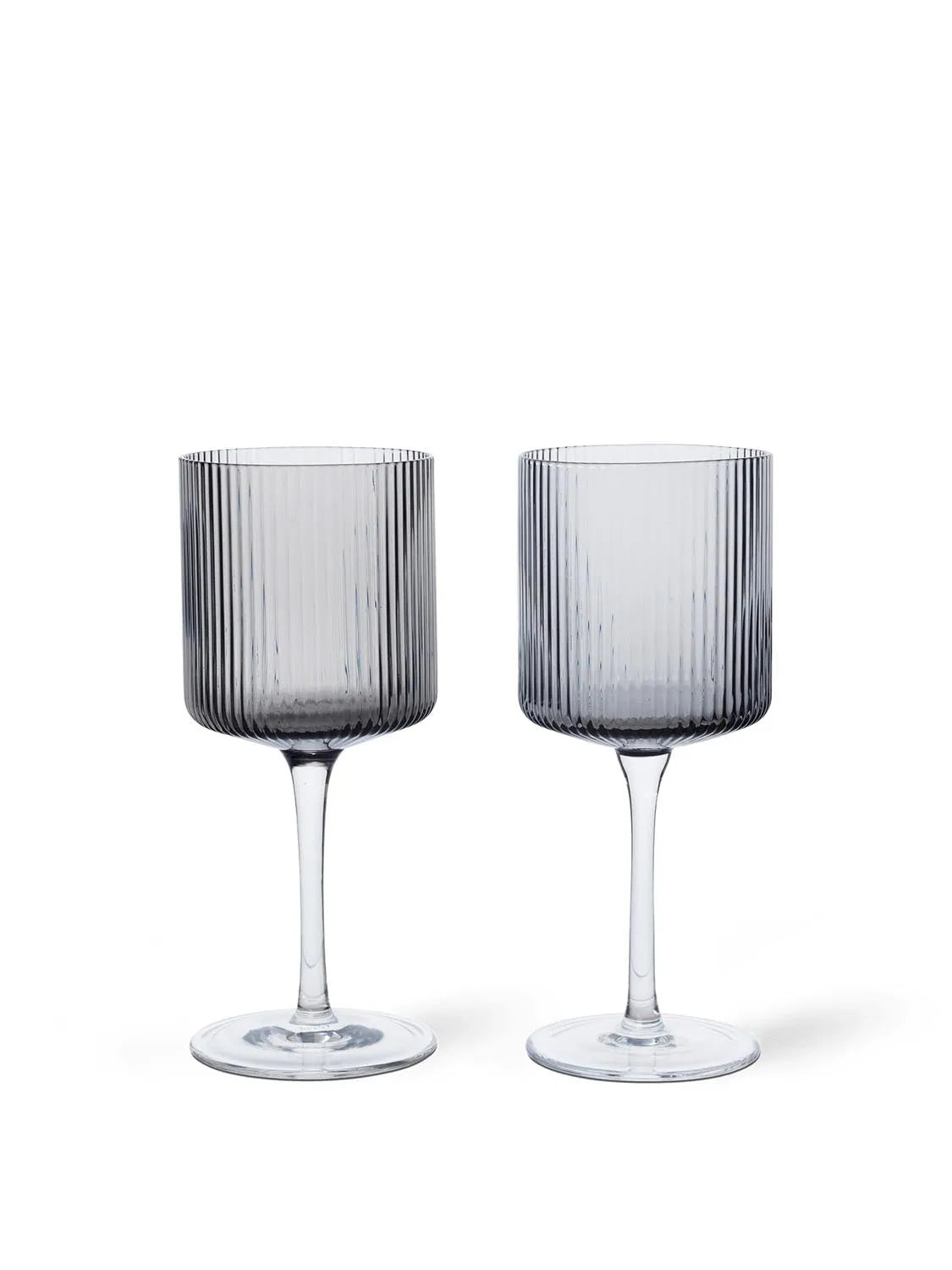 Ripple Weisswein Gläser Set of 2  in  Smoked Grey präsentiert im Onlineshop von KAQTU Design AG. Wein- & Sektglas ist von Ferm Living