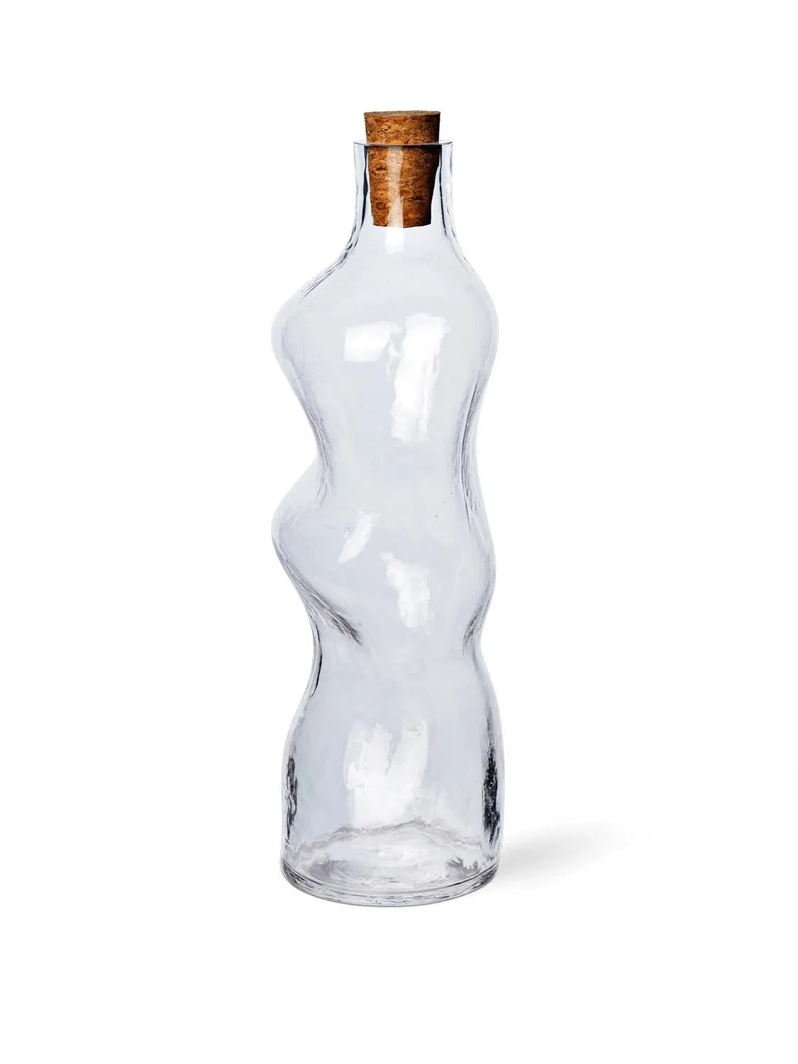 Die Dimple Flasche von Ferm Living: Einzigartiges, gehämmertes Glasdesign mit Korkverschluss, ideal für stilvolle Getränkeservierungen.