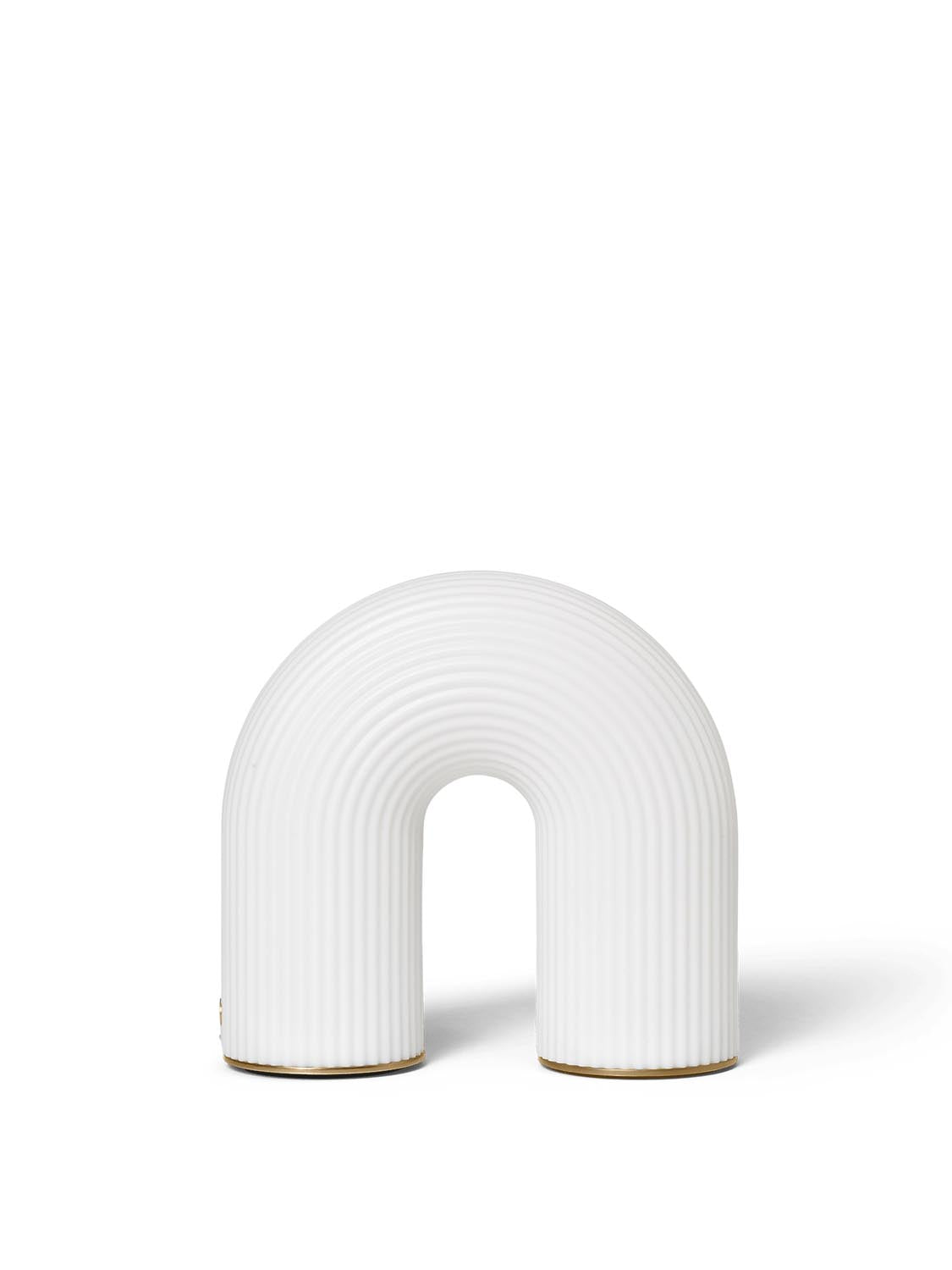 Vuelta portable Tischleuchte  in  White präsentiert im Onlineshop von KAQTU Design AG. Tischleuchte ist von Ferm Living