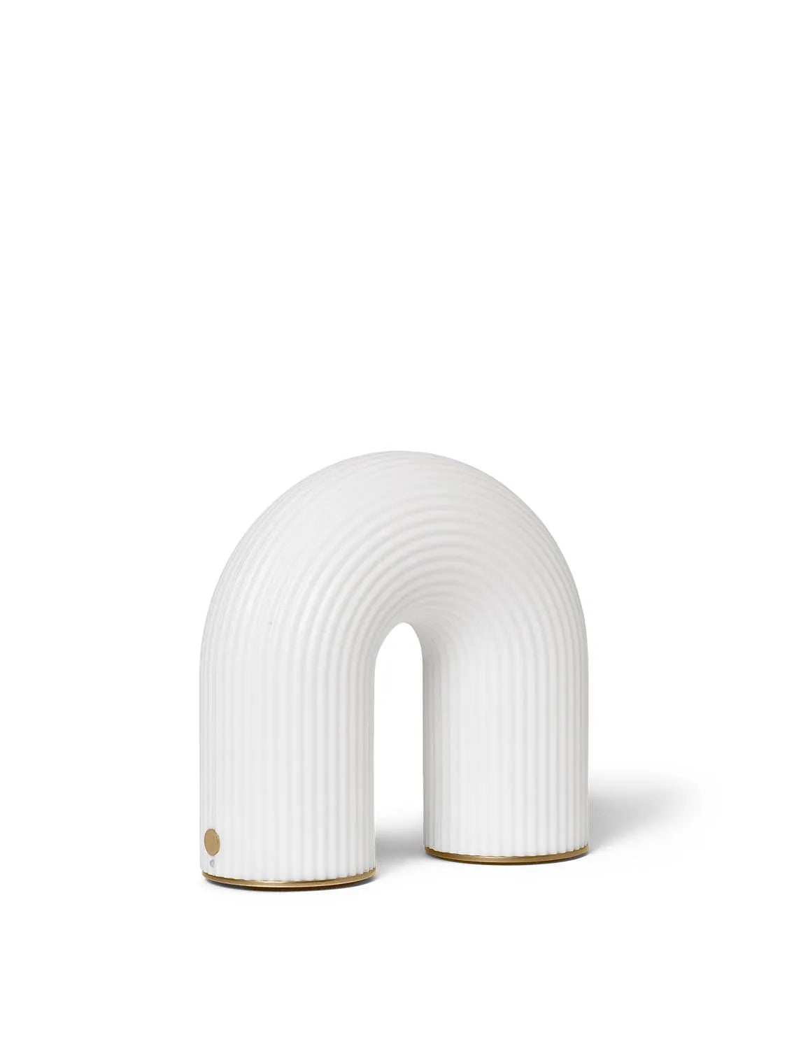 Vuelta portable Tischleuchte  in  White präsentiert im Onlineshop von KAQTU Design AG. Tischleuchte ist von Ferm Living