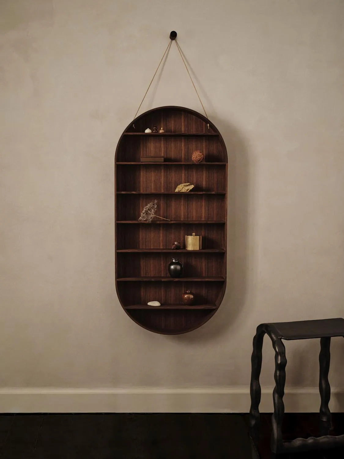 Oval Dorm  in  Smoked Oak präsentiert im Onlineshop von KAQTU Design AG. Wandregal ist von Ferm Living