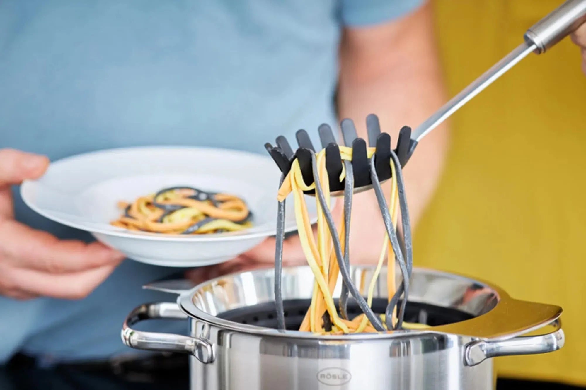 Spaghettilöffel von RÖSLE: Silikonkopf, Edelstahlgriff, ergonomisch, hitzebeständig, spülmaschinenfest, ideal für Pasta.