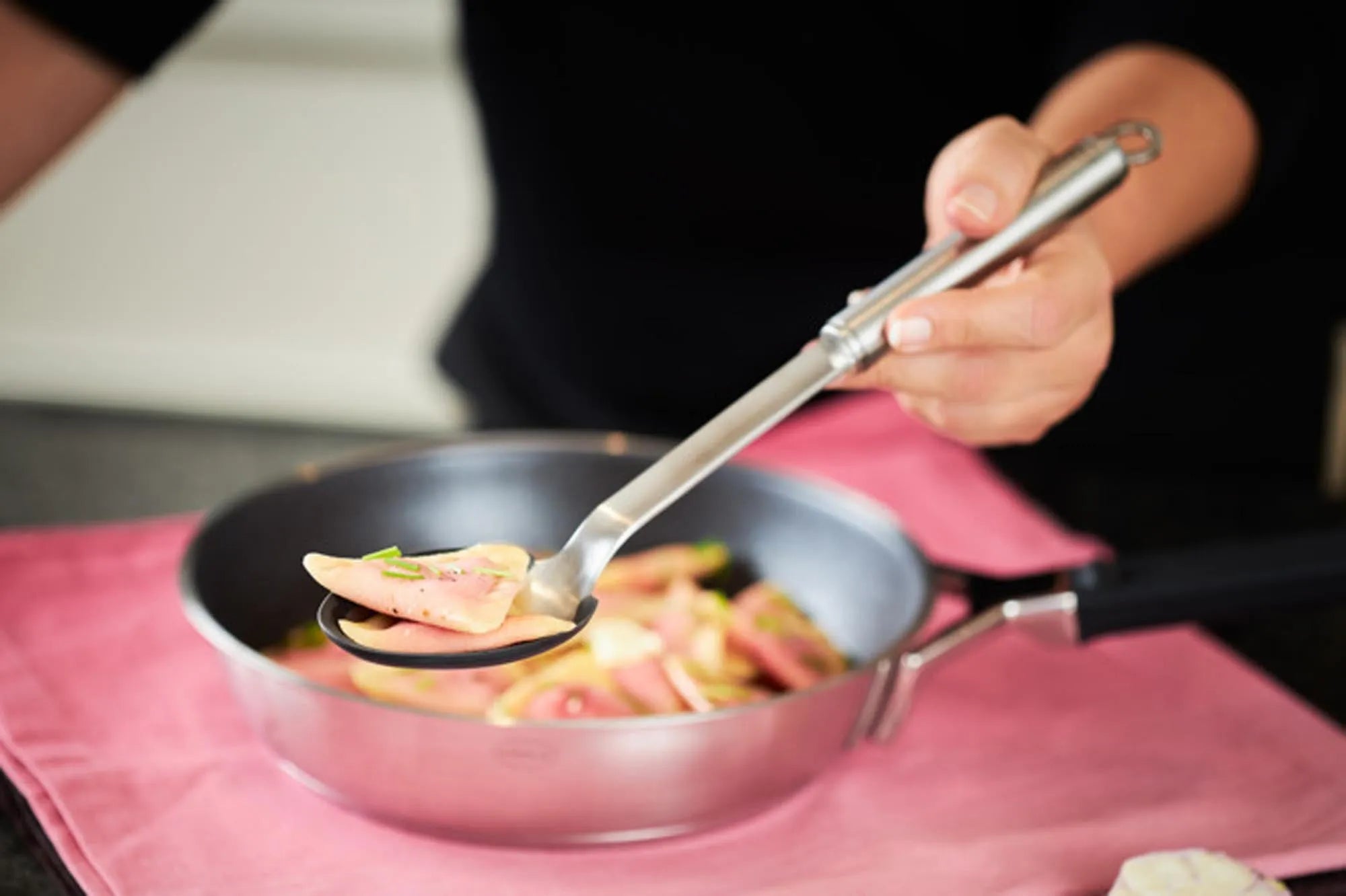 Eleganter RÖSLE Giesslöffel: Inox-Silikon, ergonomischer Rundgriff.