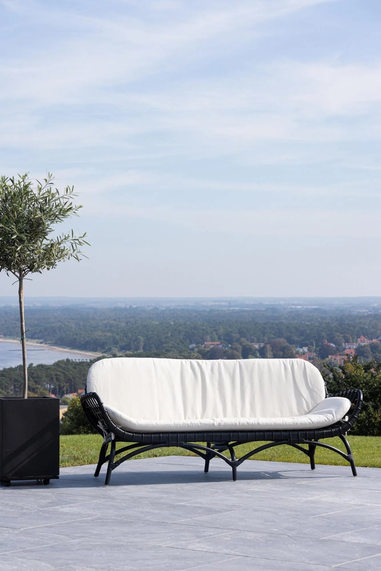 Stilvolles Moana Sofa für zwei: Perfekt für Ihre Outdoor-Oase.