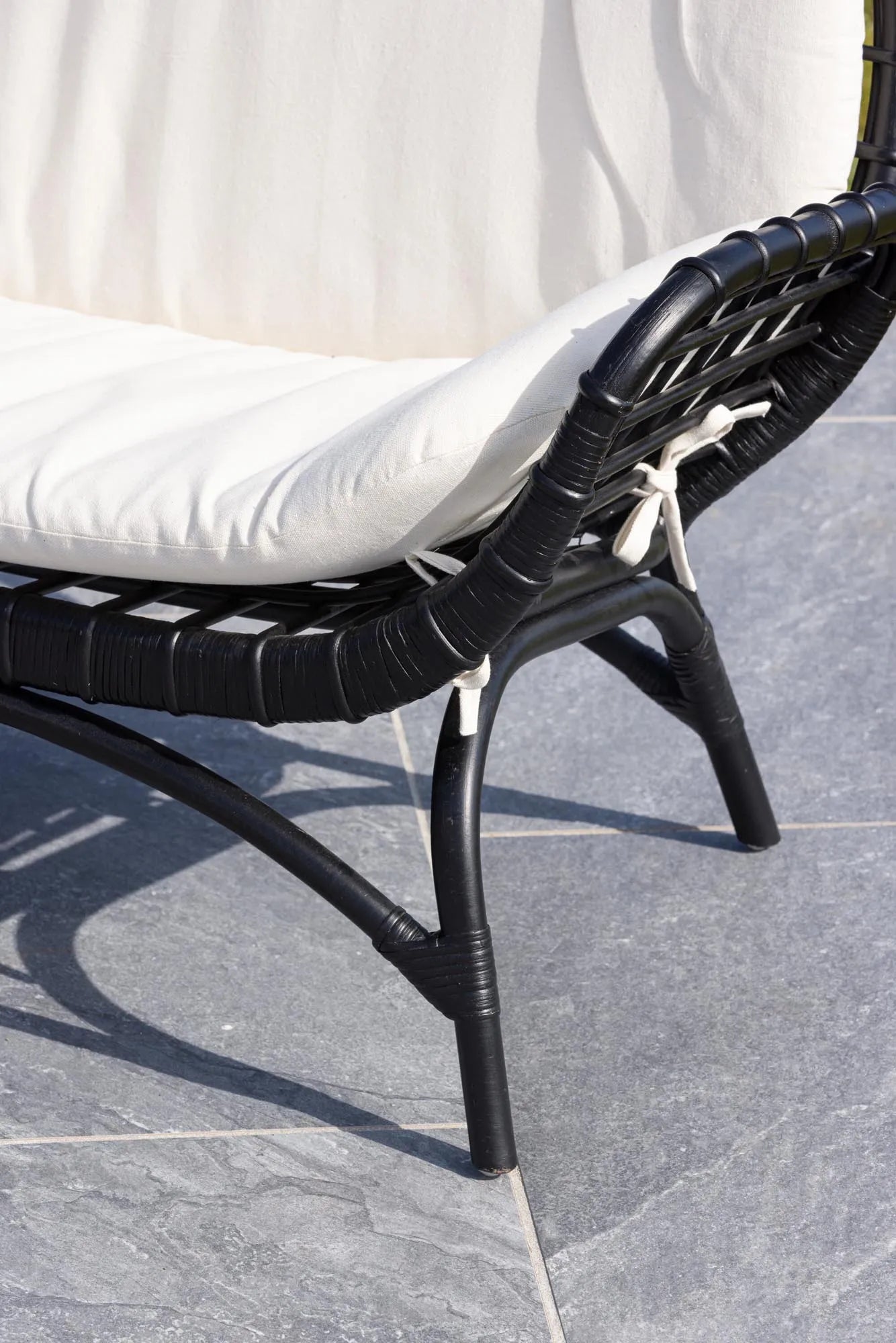 Moana 2-Seat Sofa in Schwarz präsentiert im Onlineshop von KAQTU Design AG. 3er Sofa ist von Venture Home