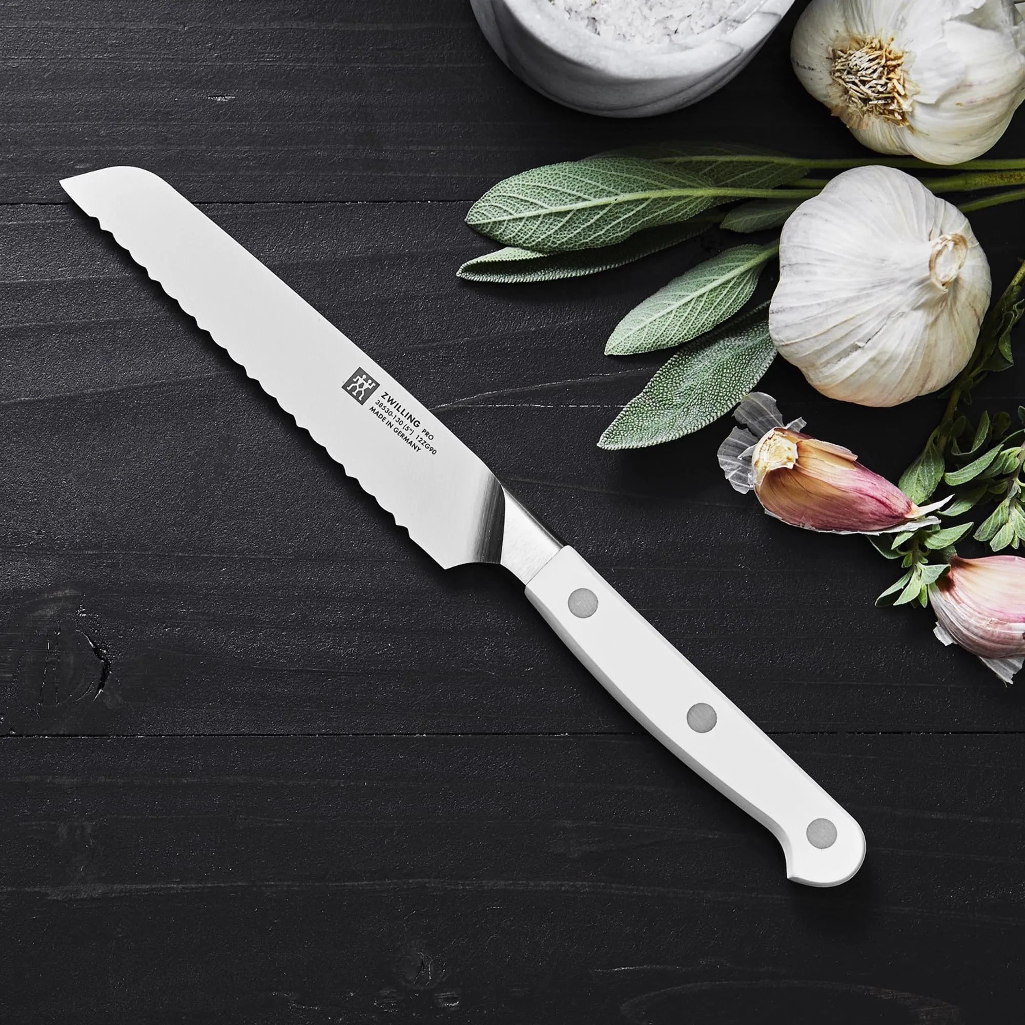 Zwilling Pro le blanc: 130mm Allzweckmesser für präzises Schneiden.