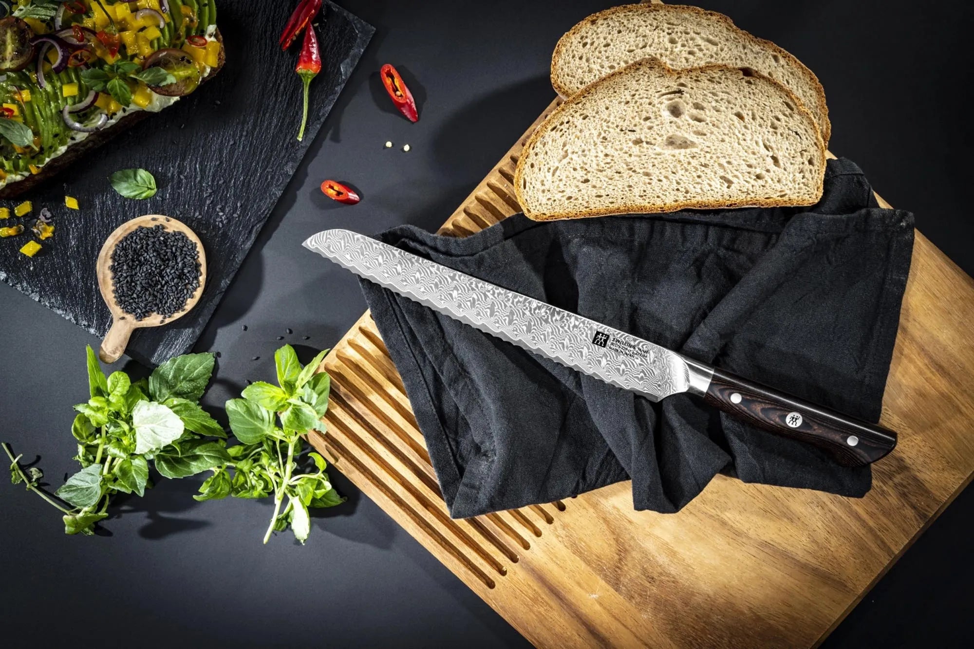 Zwilling Tanrei: Perfektes 230mm Brotmesser für saubere Schnitte.