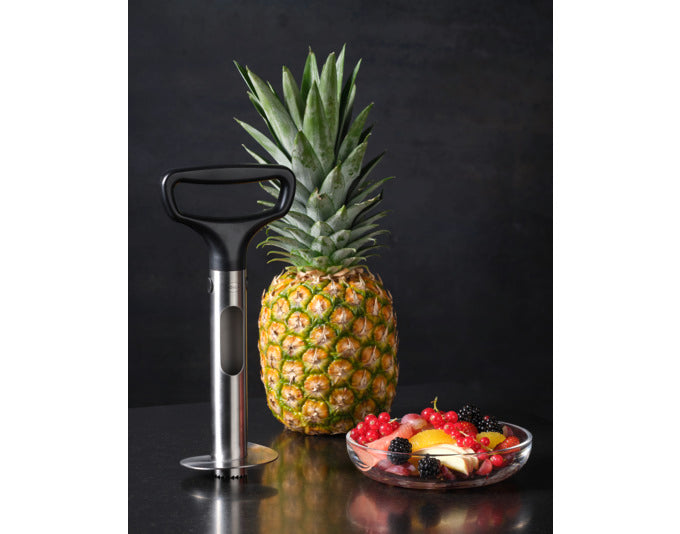 Ananasschneider Pro Inox 27 cm in  präsentiert im Onlineshop von KAQTU Design AG. Küchenhelfer ist von RÖSLE