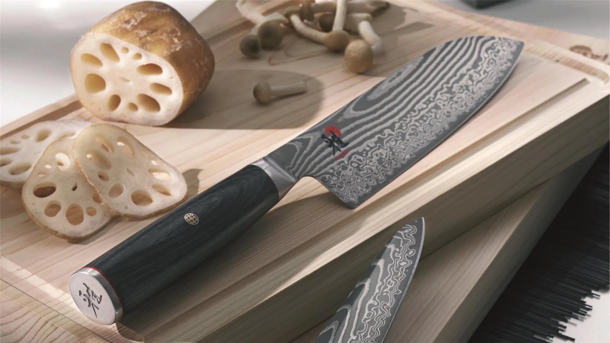 Elegantes MIYABI 5000FCD Santoku: Präzision und Stil vereint.