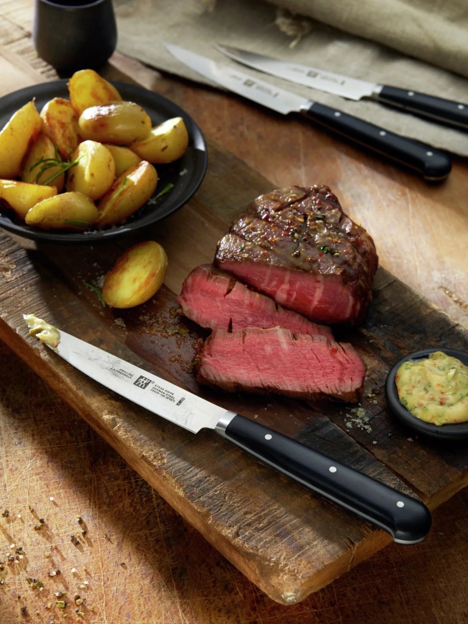 Exquisites 4-teiliges Zwilling Steakmesser-Set für Fleischliebhaber.