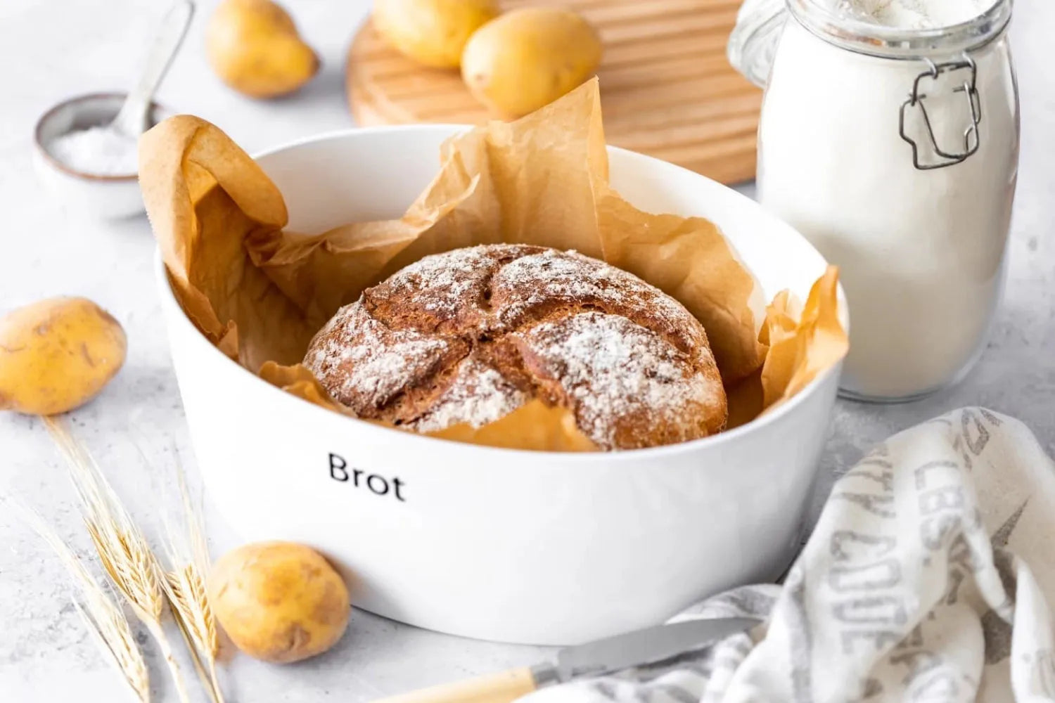 Stilvoller Keramik Brottopf mit Holzdeckel für langanhaltende Frische.