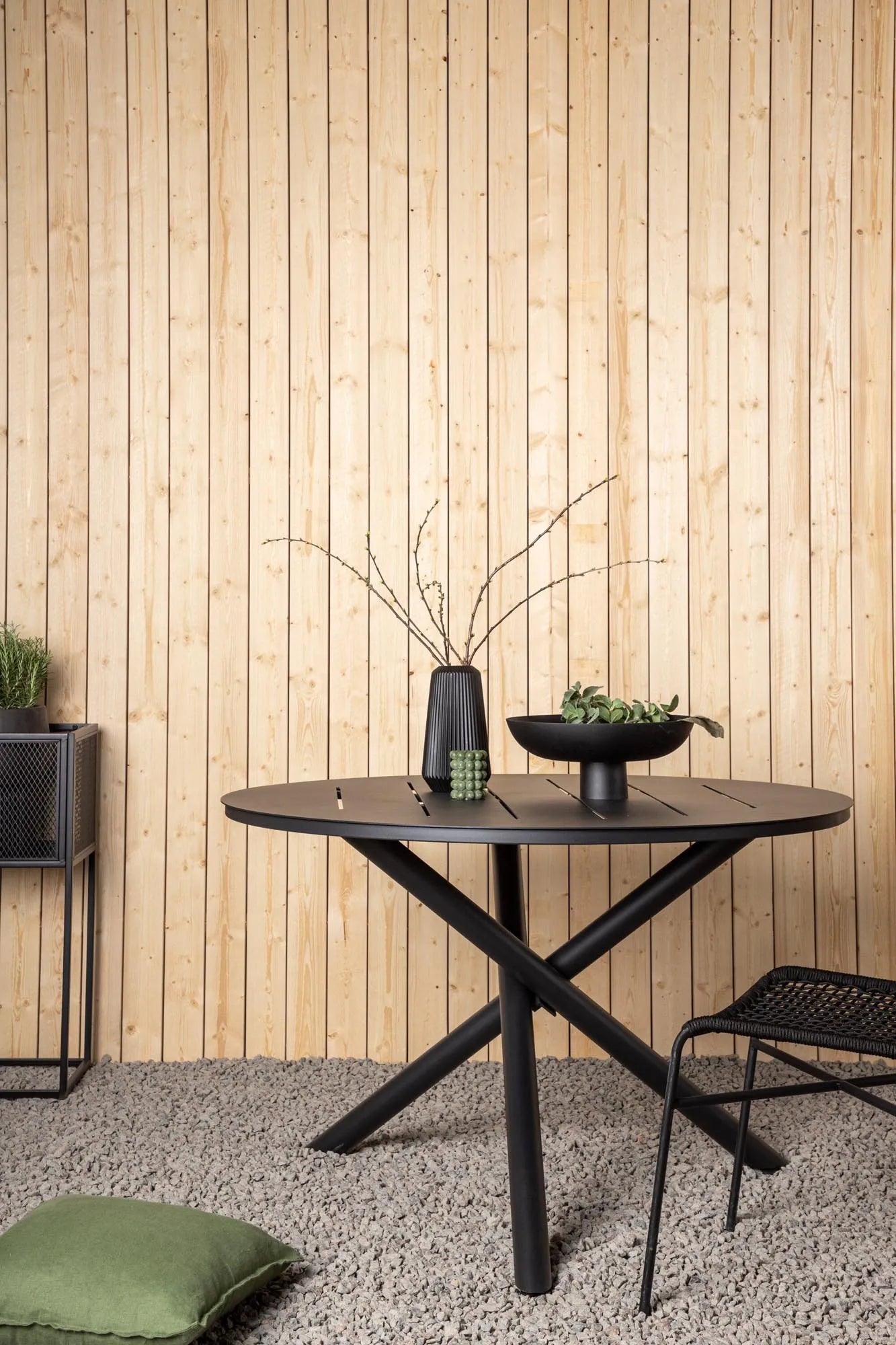 Alma Gartentisch in Schwarz präsentiert im Onlineshop von KAQTU Design AG. Gartentisch ist von Venture Home