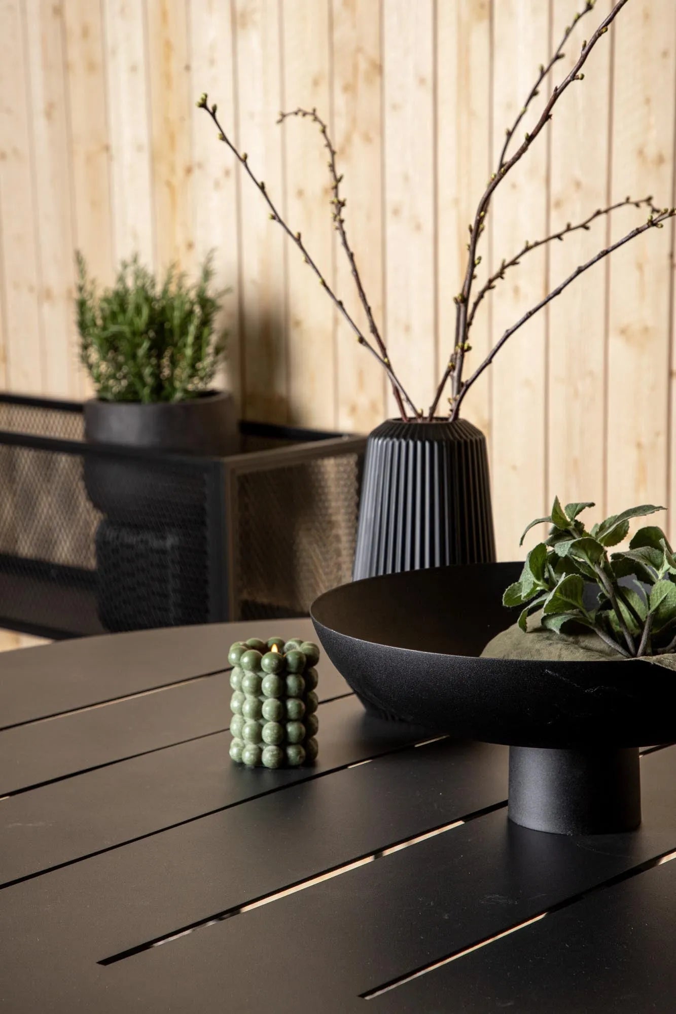 Alma Gartentisch in Schwarz präsentiert im Onlineshop von KAQTU Design AG. Gartentisch ist von Venture Home