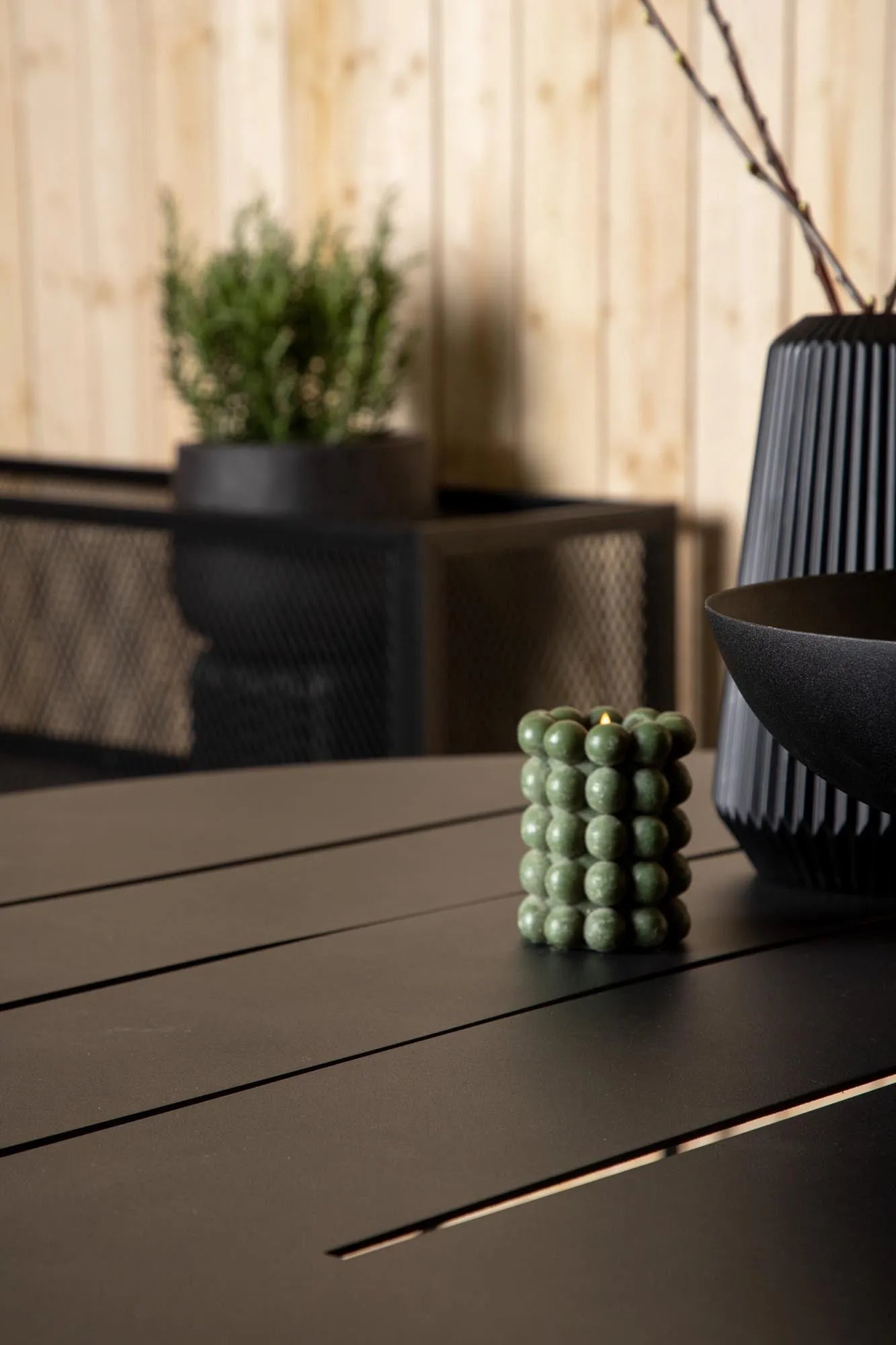 Alma Gartentisch in Schwarz präsentiert im Onlineshop von KAQTU Design AG. Gartentisch ist von Venture Home