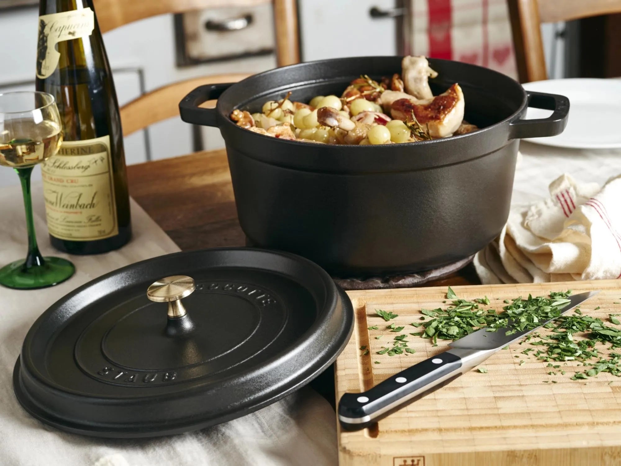 Staub Cocotte 3.8l: Ideal für aromatische Eintöpfe und Braten.