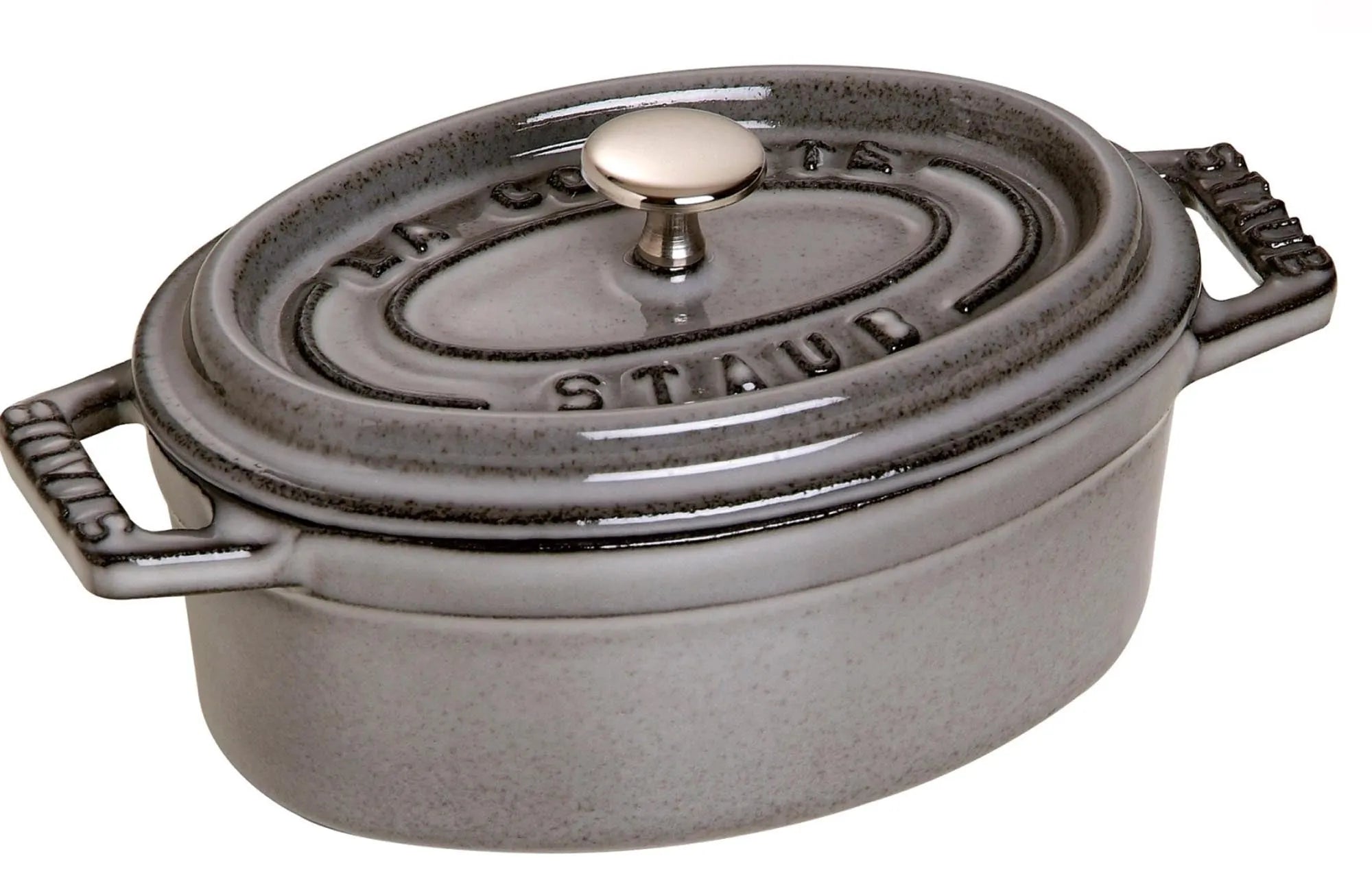 Die ovale Cocotte 27 cm von Staub in Graphit-Grau aus Gusseisen (3,2l) bietet exzellente Wärmeleitung und ist ideal für Eintöpfe und Braten.