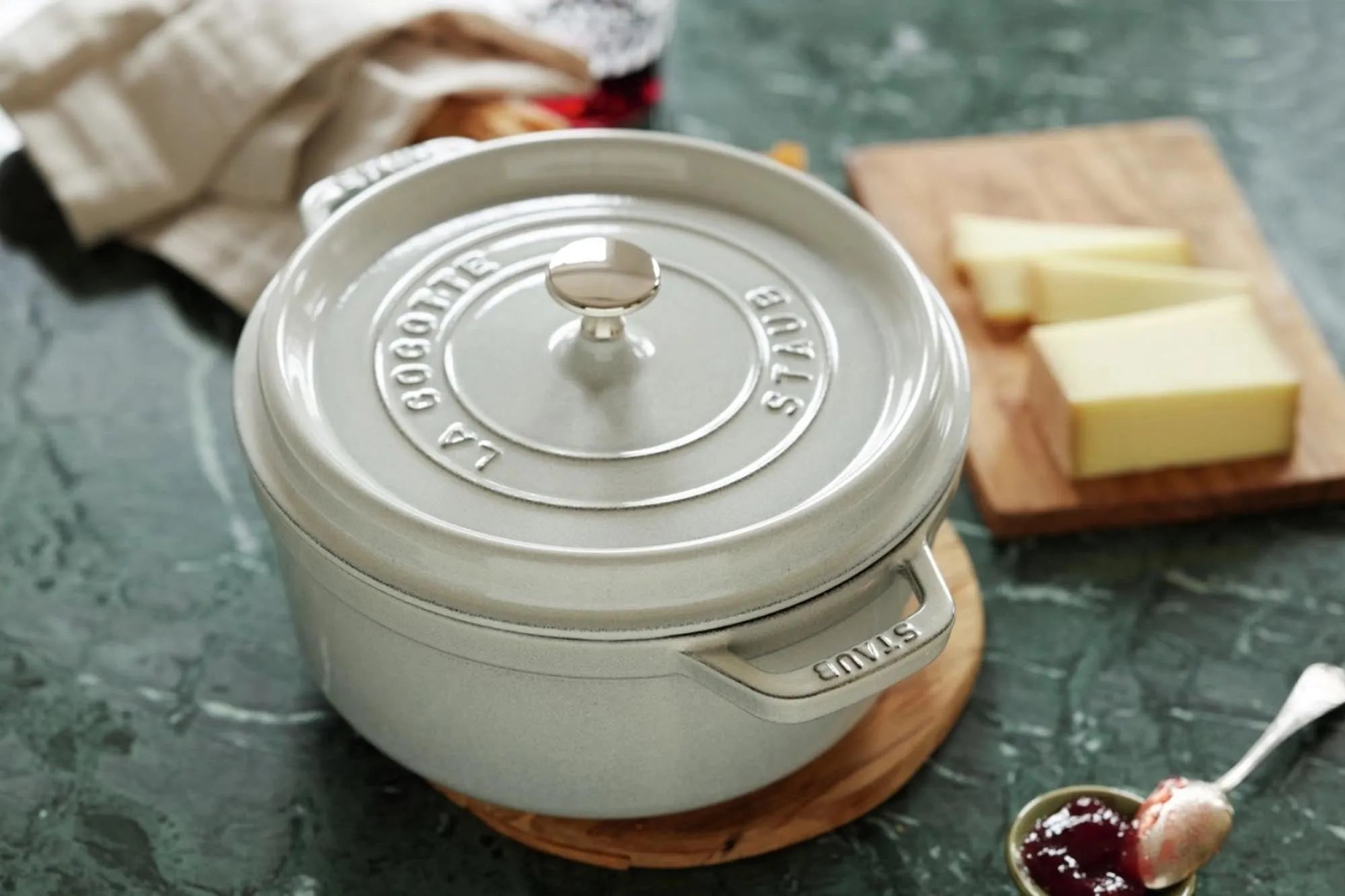 Cocotte rund 1.7l in Weisser Trüffel präsentiert im Onlineshop von KAQTU Design AG. Pfanne/Topf ist von Staub