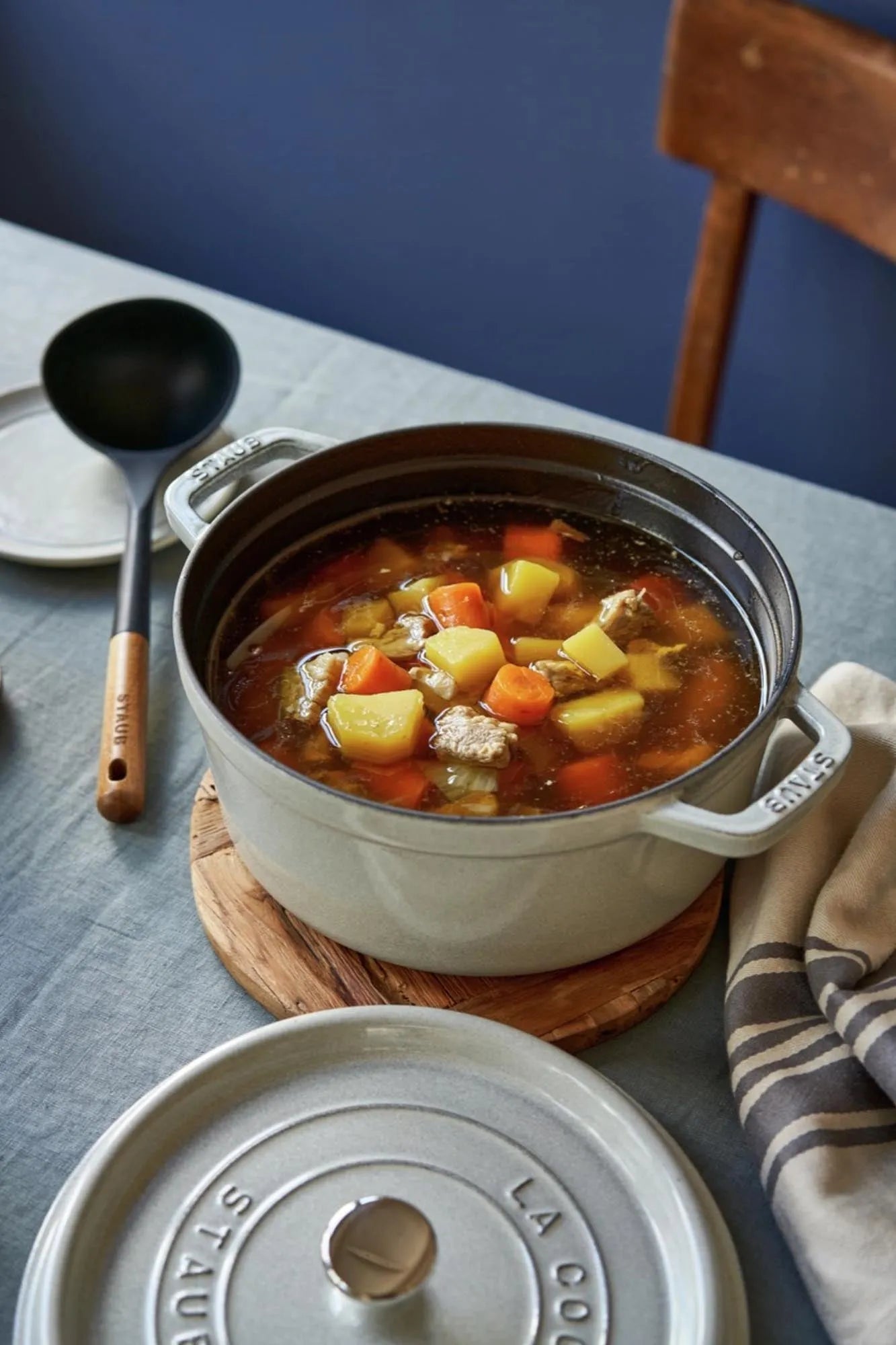 Staub Cocotte 2.6l: Ideal für aromatische Schmorgerichte.