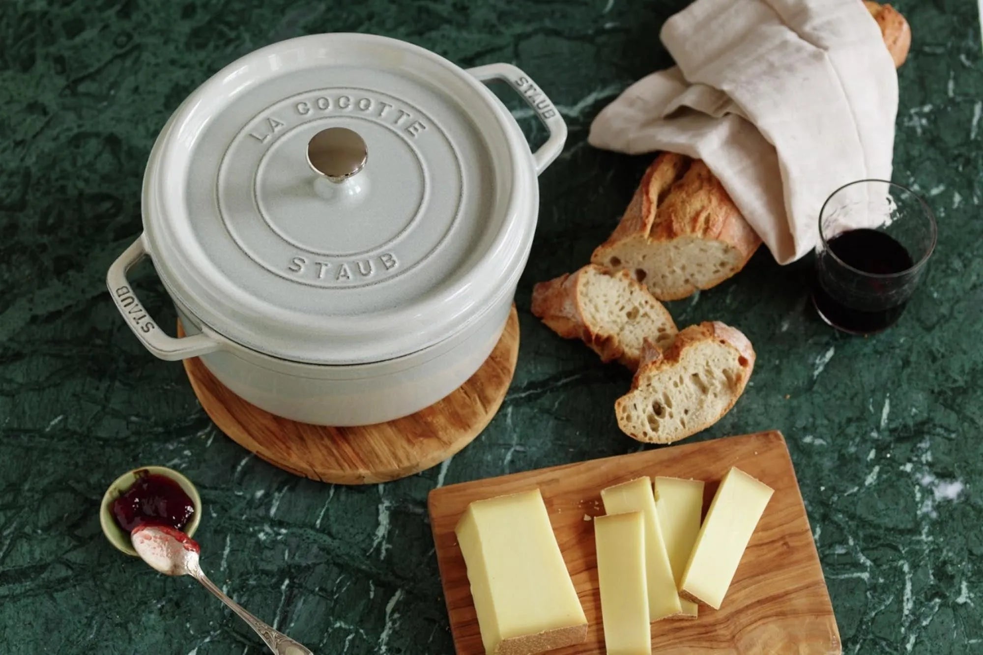 Staub Cocotte 2.6l: Perfekt für saftige und zarte Schmorgerichte.