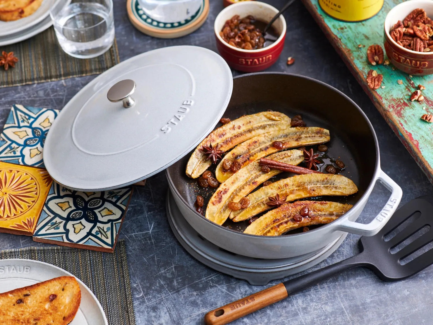 Elegante Schmorpfanne 28 cm: Gusseisen in Weißer Trüffel von Staub.