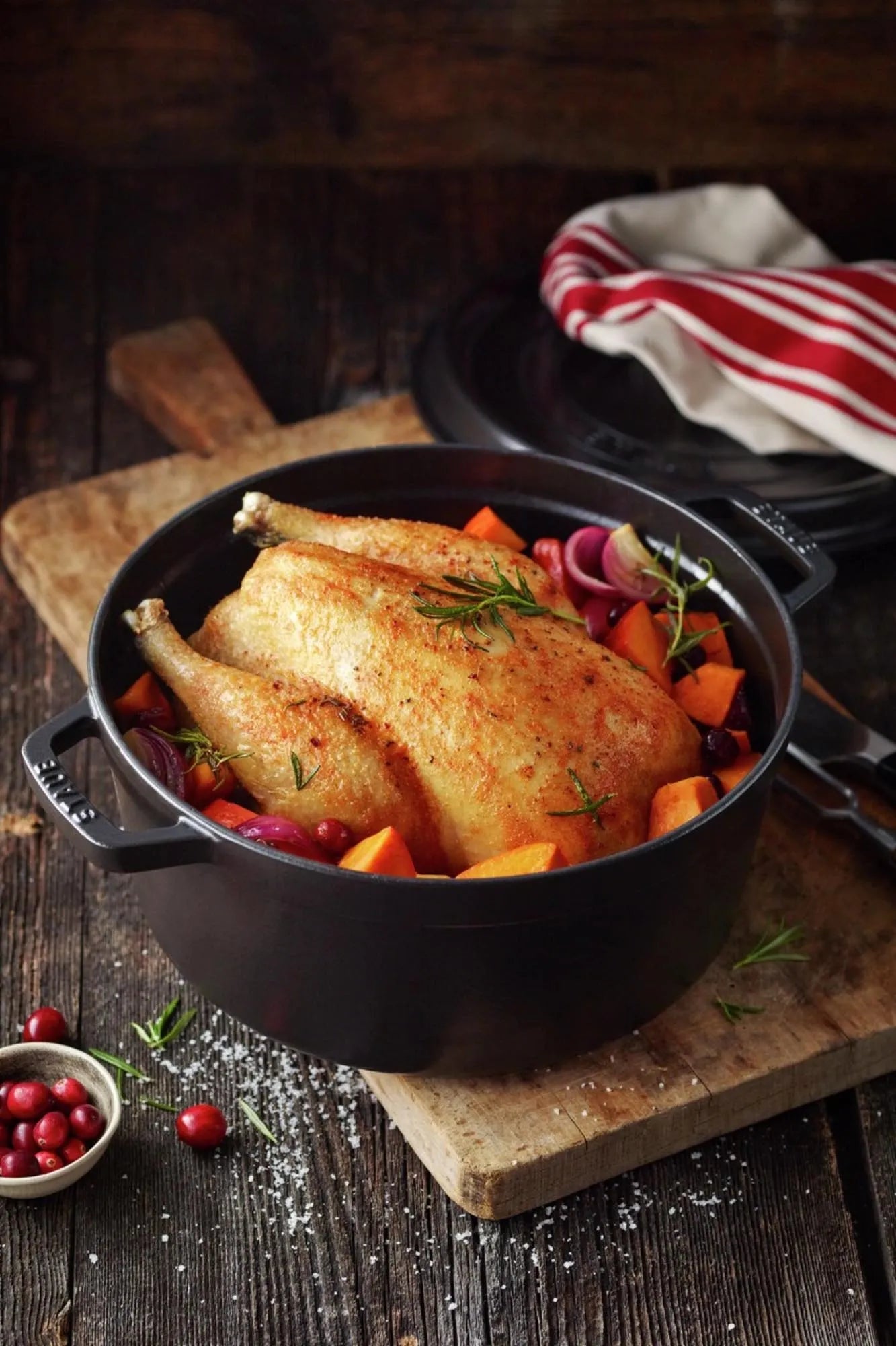 Staub Cocotte 5.25l: Ideal für aromatische Eintöpfe und Schmorgerichte.