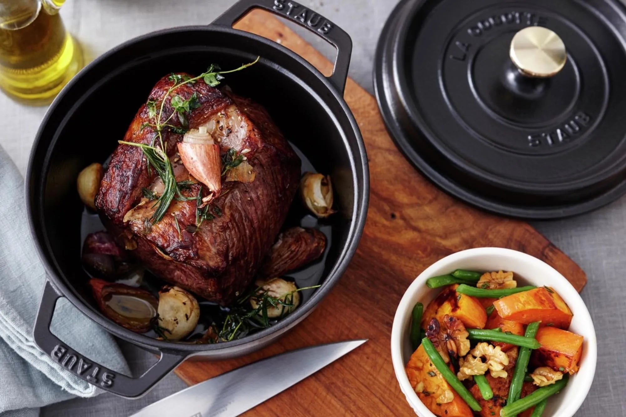 Staub Cocotte 5.25l: Vielseitiger Gusseisentopf für kreative Küche.