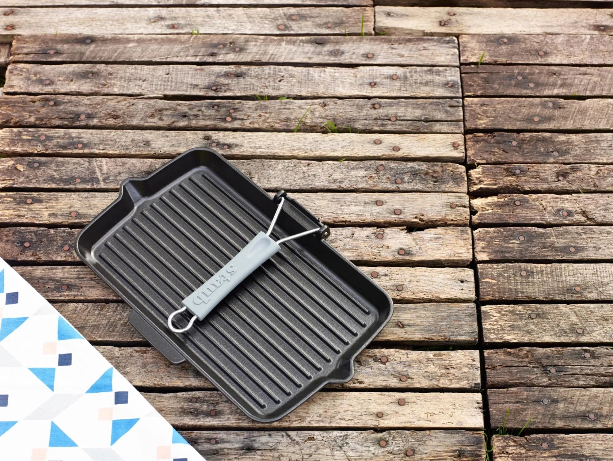 Grillpfanne rechteckig in Schwarz präsentiert im Onlineshop von KAQTU Design AG. Bratpfanne ist von Staub