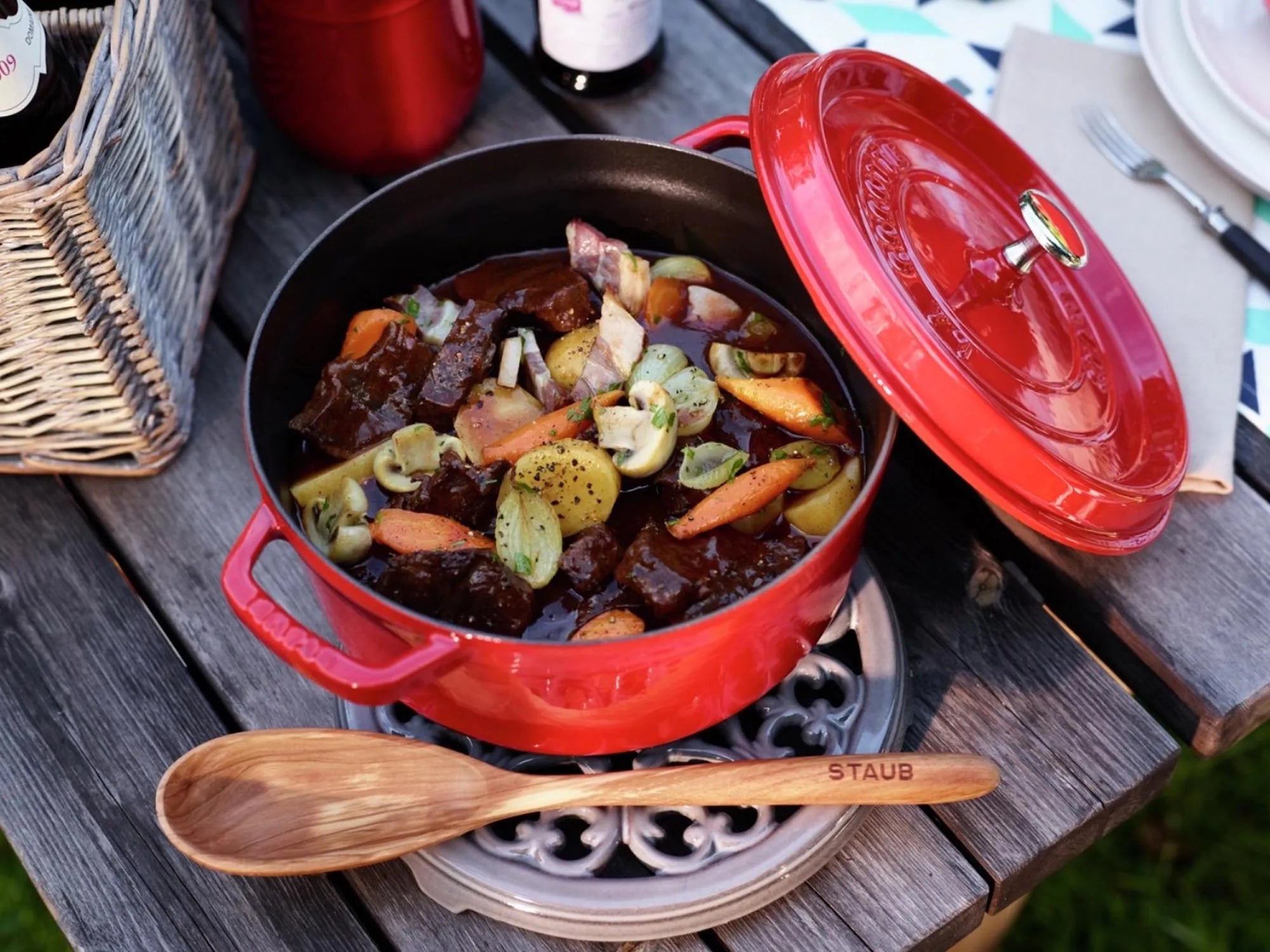 Staub Cocotte 5.25l: Ideal für aromatische Eintöpfe und Schmorgerichte.