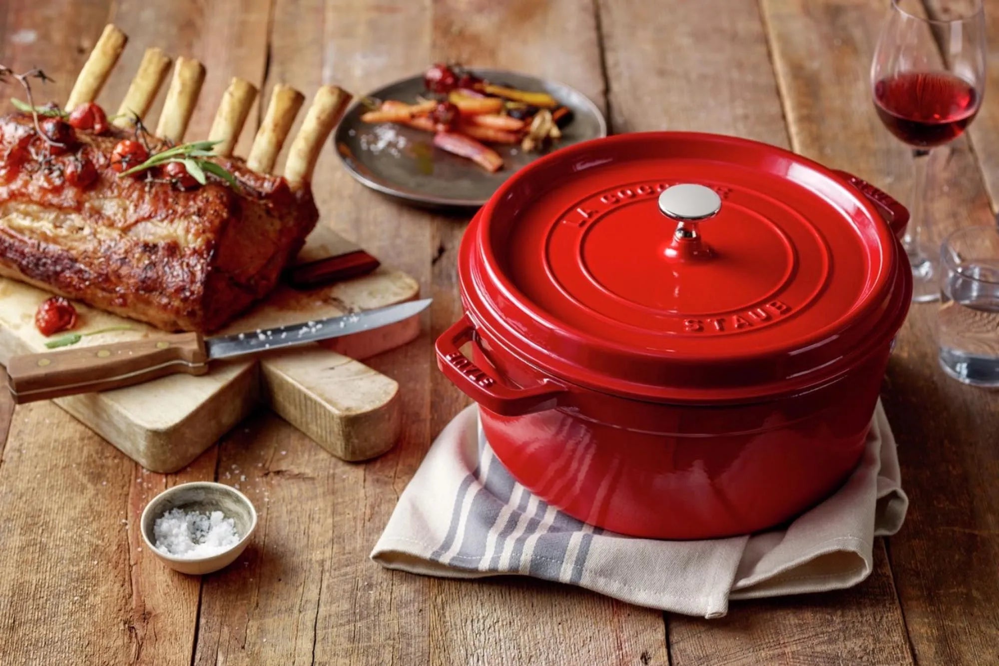 Staub Cocotte 5.25l: Vielseitiger Gusseisentopf für kreative Küche.