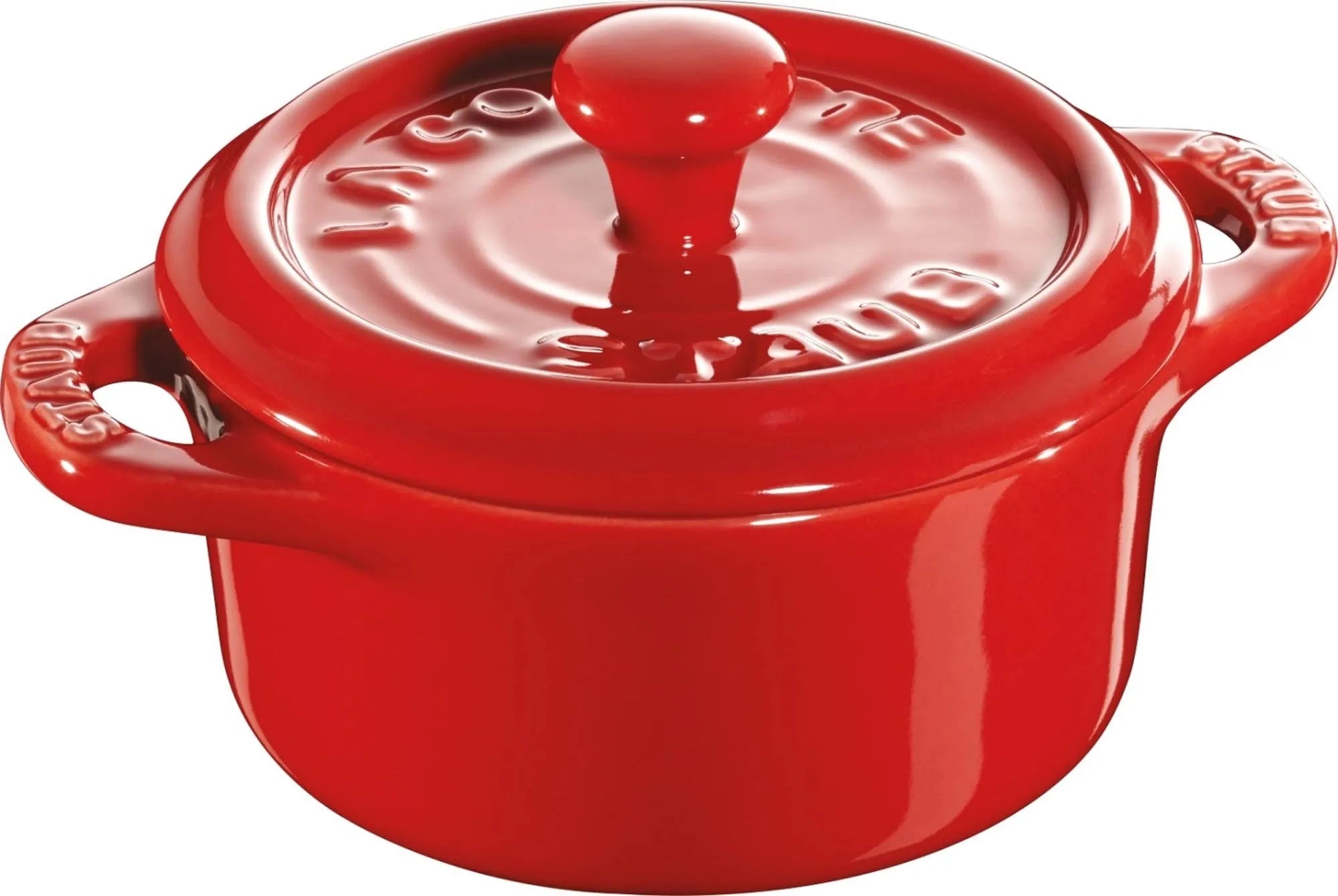 Die kirschrote Staub Mini Cocotte (Ø10 cm, 0,2l) ist ideal für kleine Portionen. Hochwertige Keramik sorgt für gleichmäßiges Garen.