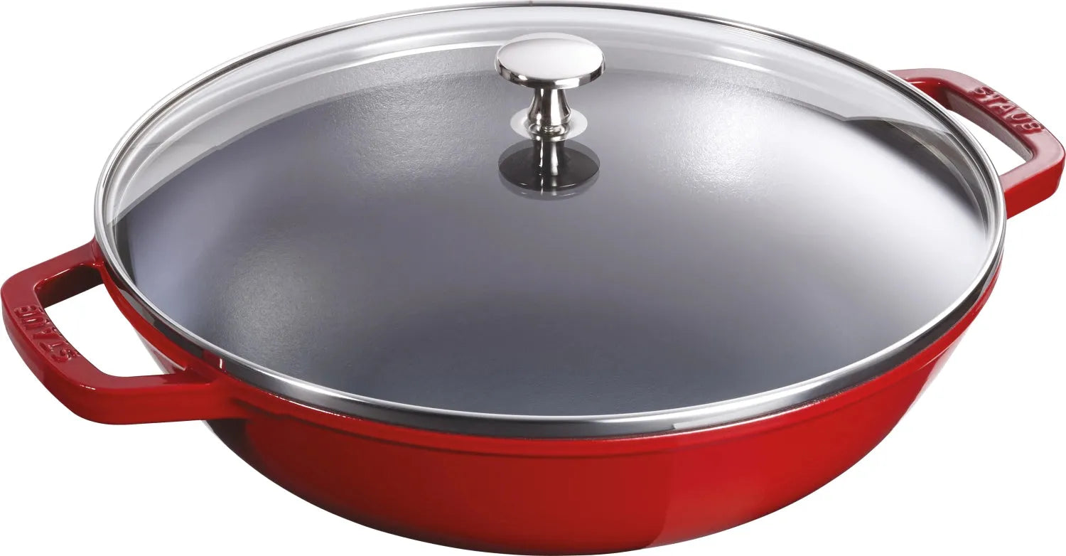 Robuster 4.4l Staub Wok aus Gusseisen mit Glasdeckel, ideal für gleichmäßiges Garen und vielseitige Gerichte. Für alle Herdarten geeignet.