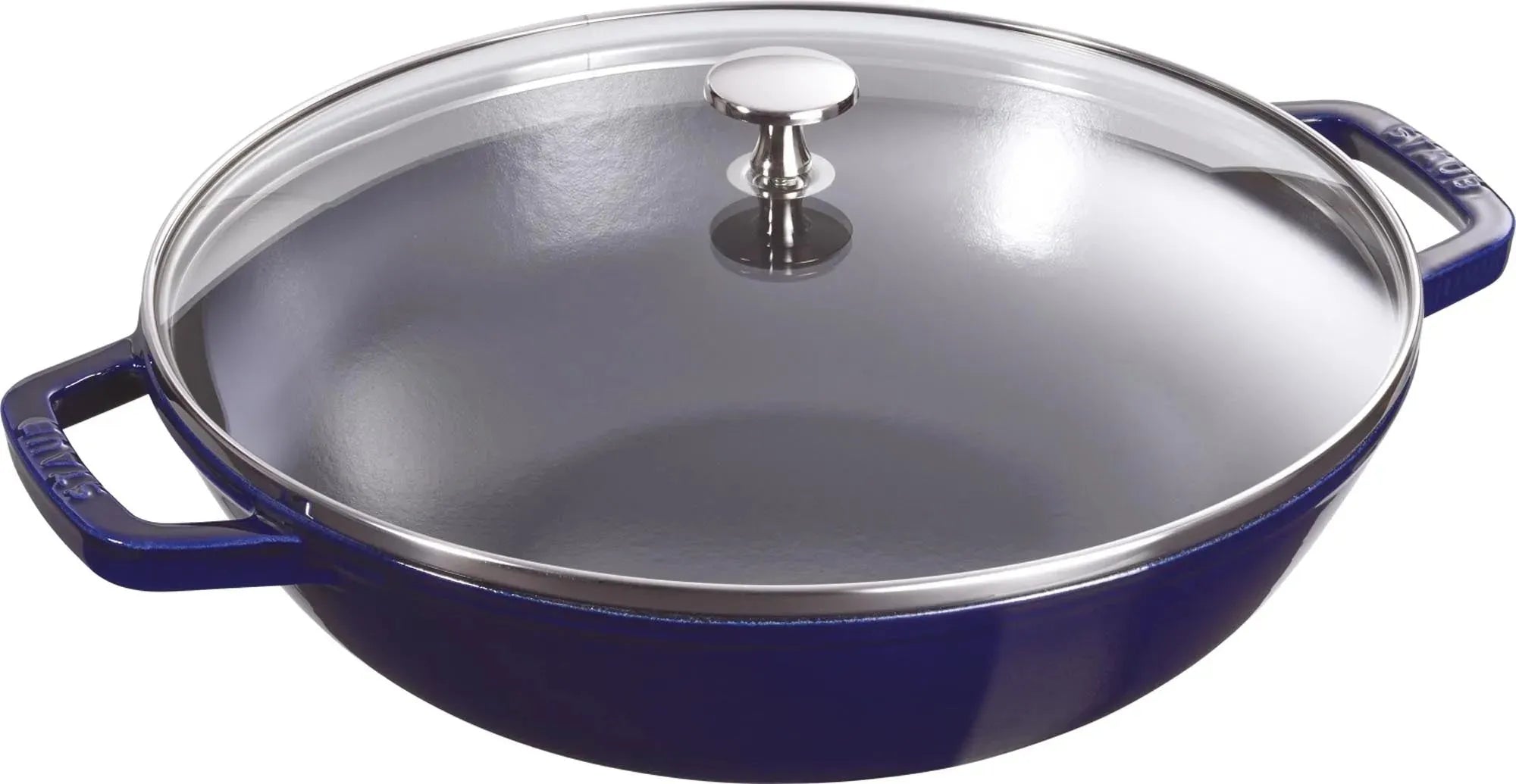 Eleganter Staub Wok, dunkelblau, 4.4L, Ø30cm. Gusseisen für gleichmäßige Wärme, Glasdeckel für Kontrolle. Für alle Herdarten geeignet.