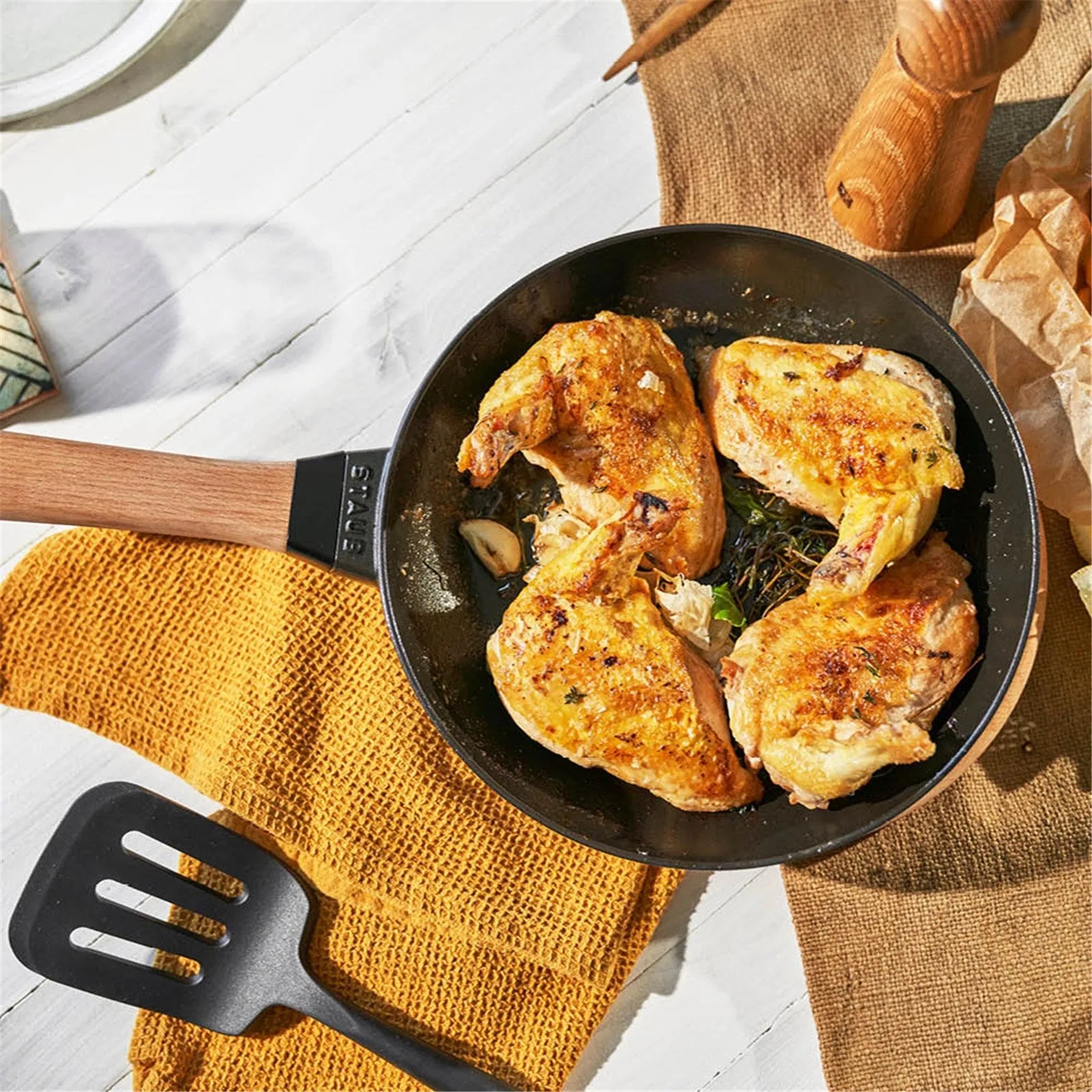 Staub Bratpfanne: Holzgriff, gleichmäßige Hitze für beste Ergebnisse.