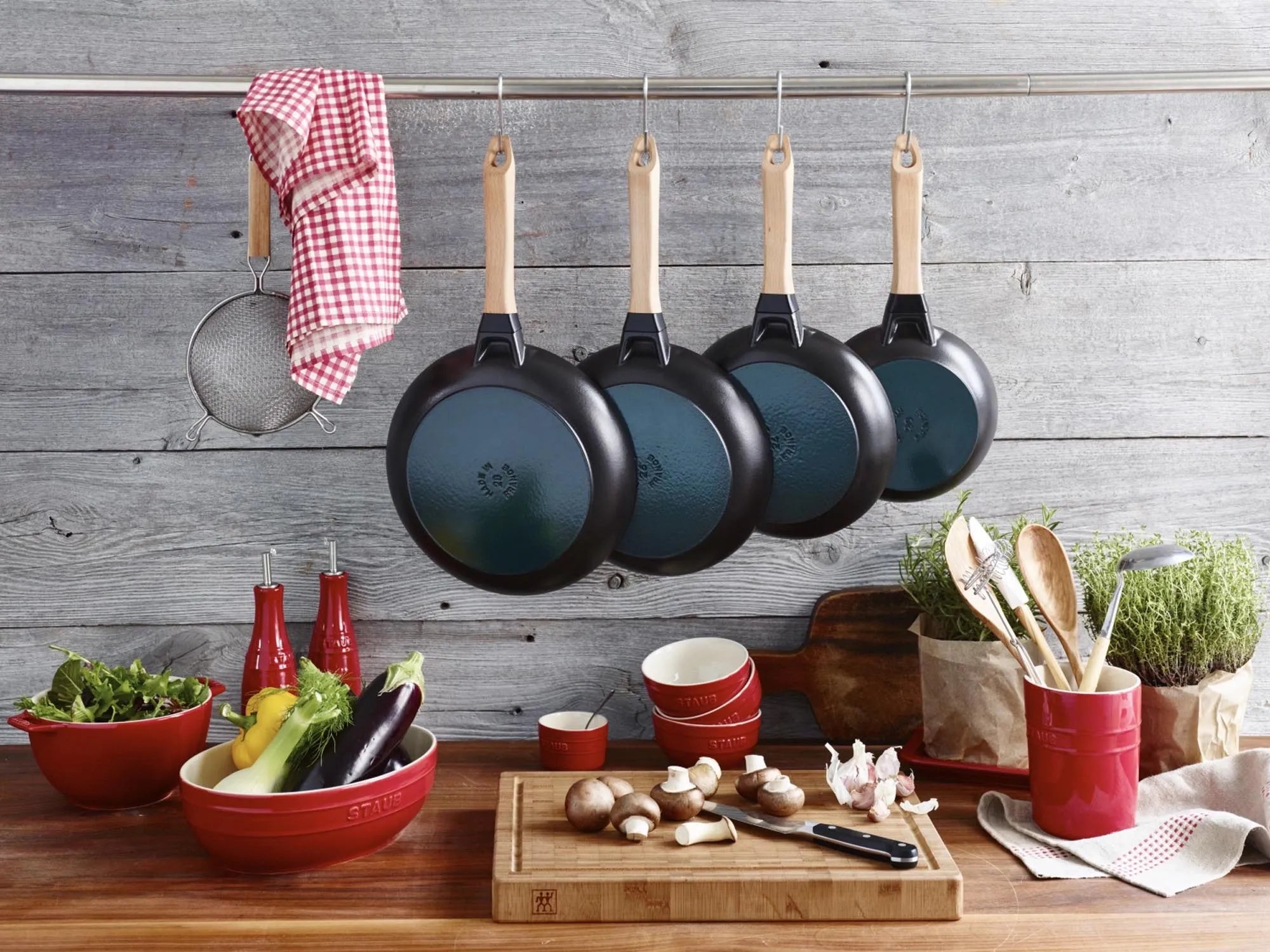 Staub Bratpfanne: Robuster Holzgriff, ideale Hitze für perfektes Braten.