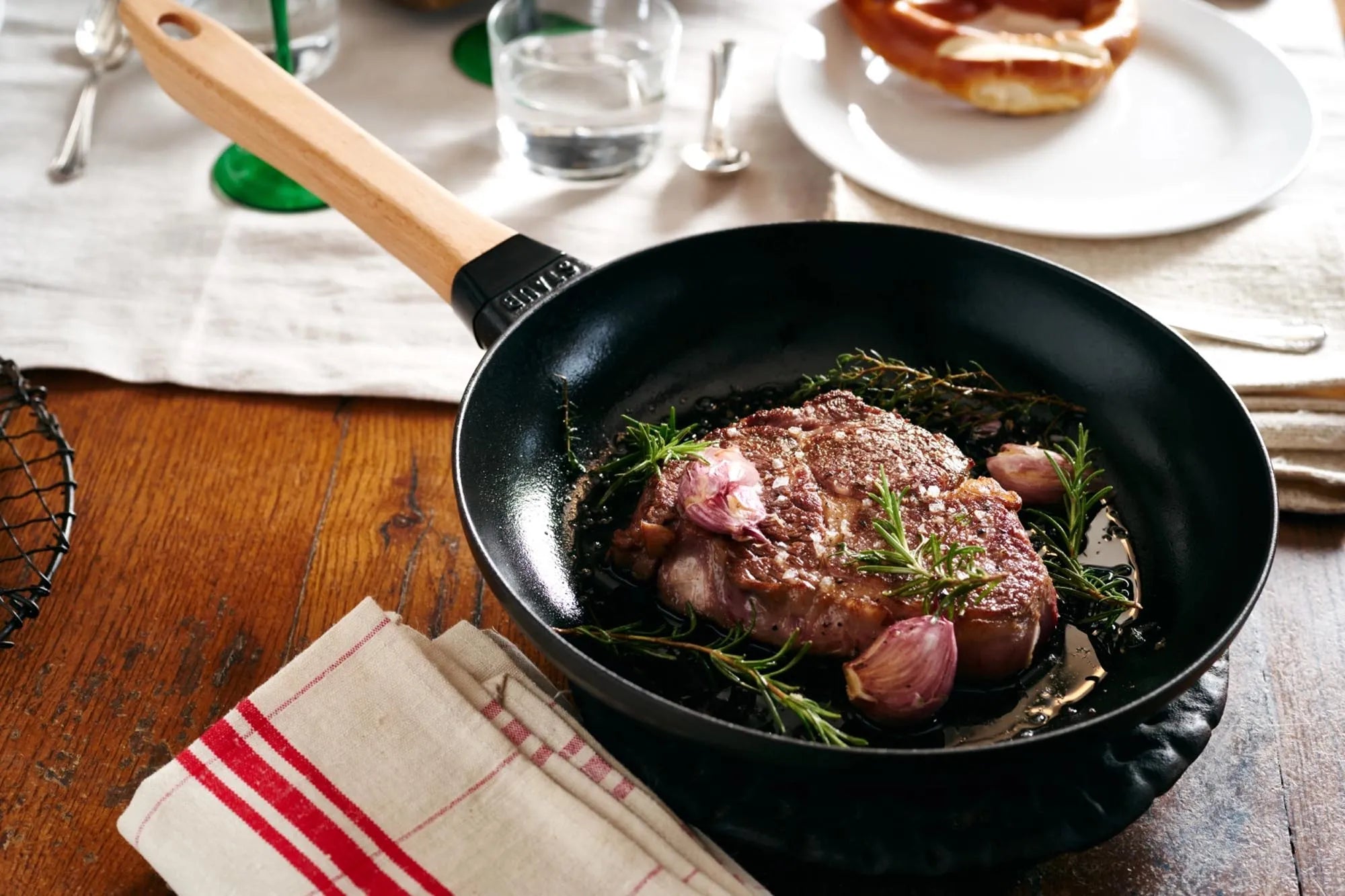 Staub Bratpfanne: Perfekte Hitzeverteilung, stilvoller Holzgriff.