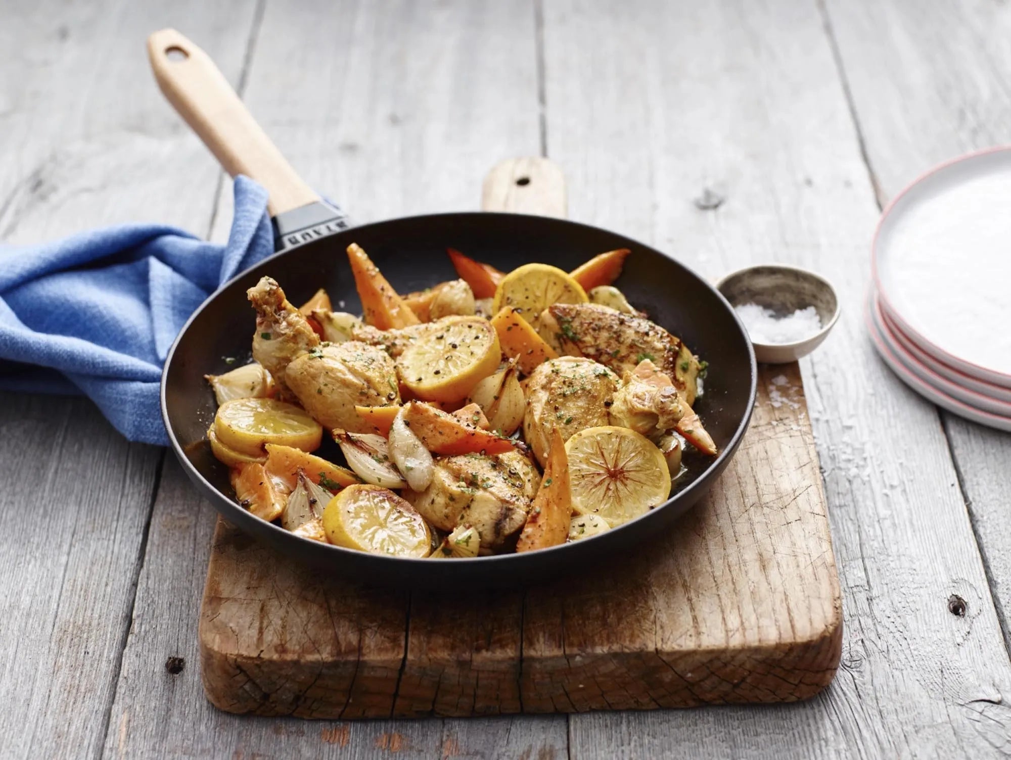 Elegante Staub Pfanne: Holzgriff & gleichmäßige Wärmeverteilung.