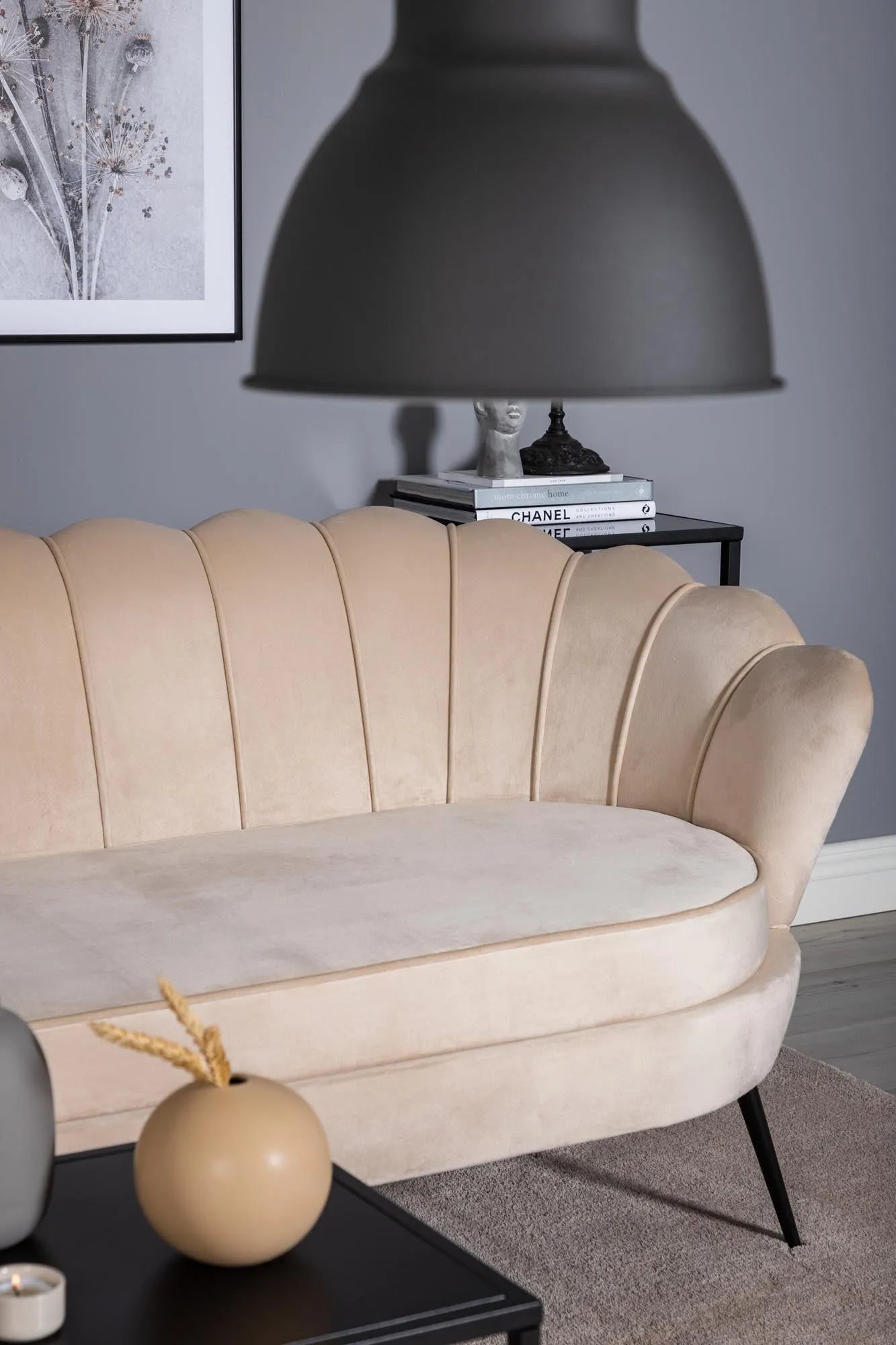 Elegantes Calais Sofa in Creme von Venture Home für stilvolle Räume.