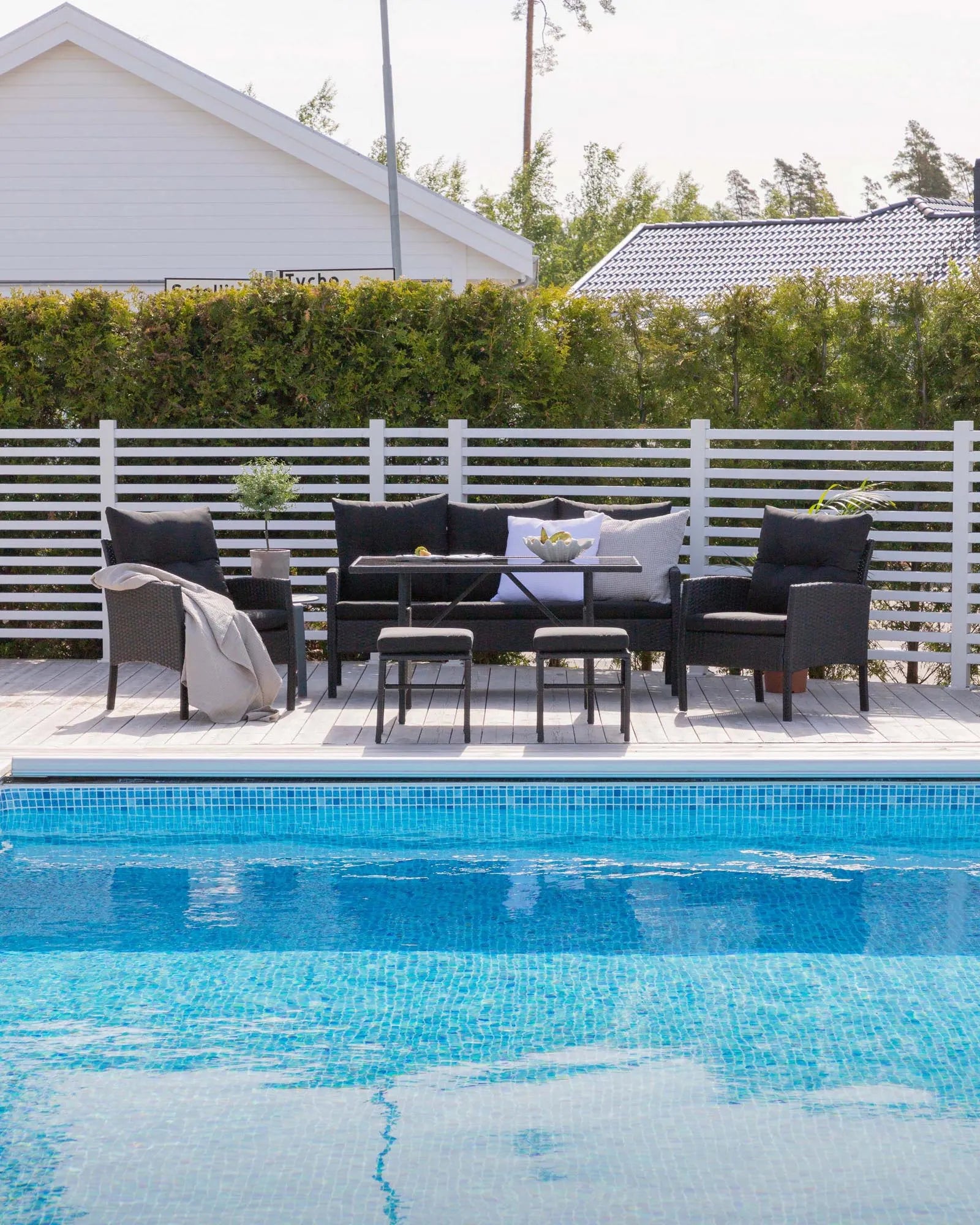 Knock Sofa Outdoorset 120cm in Schwarz präsentiert im Onlineshop von KAQTU Design AG. Loungeset ist von Venture Home