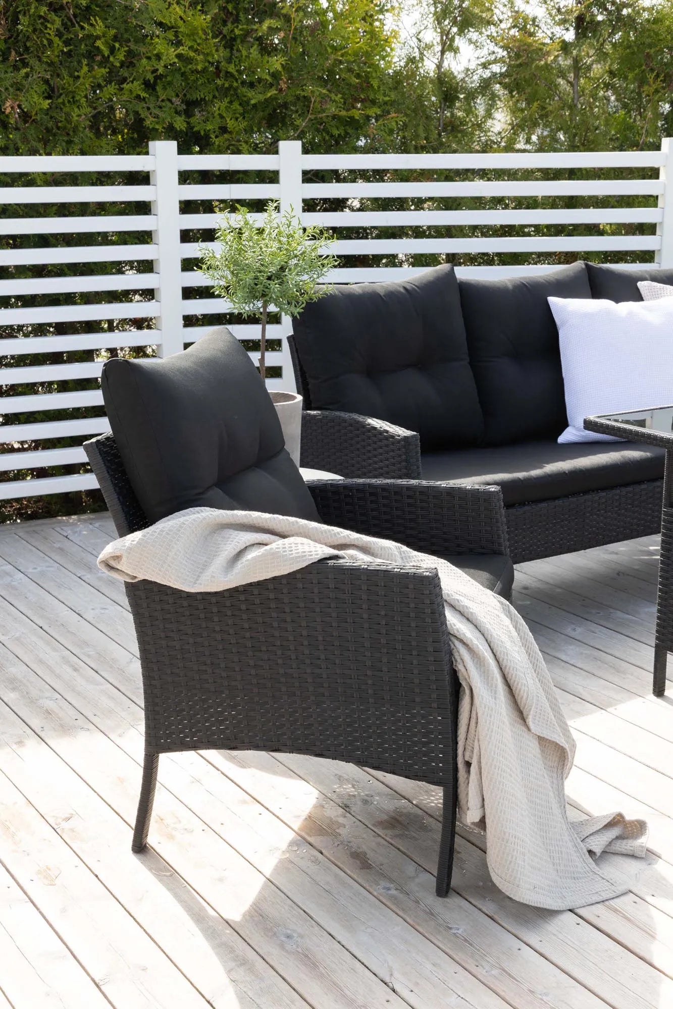 Knock Sofa Outdoorset 120cm in Schwarz präsentiert im Onlineshop von KAQTU Design AG. Loungeset ist von Venture Home