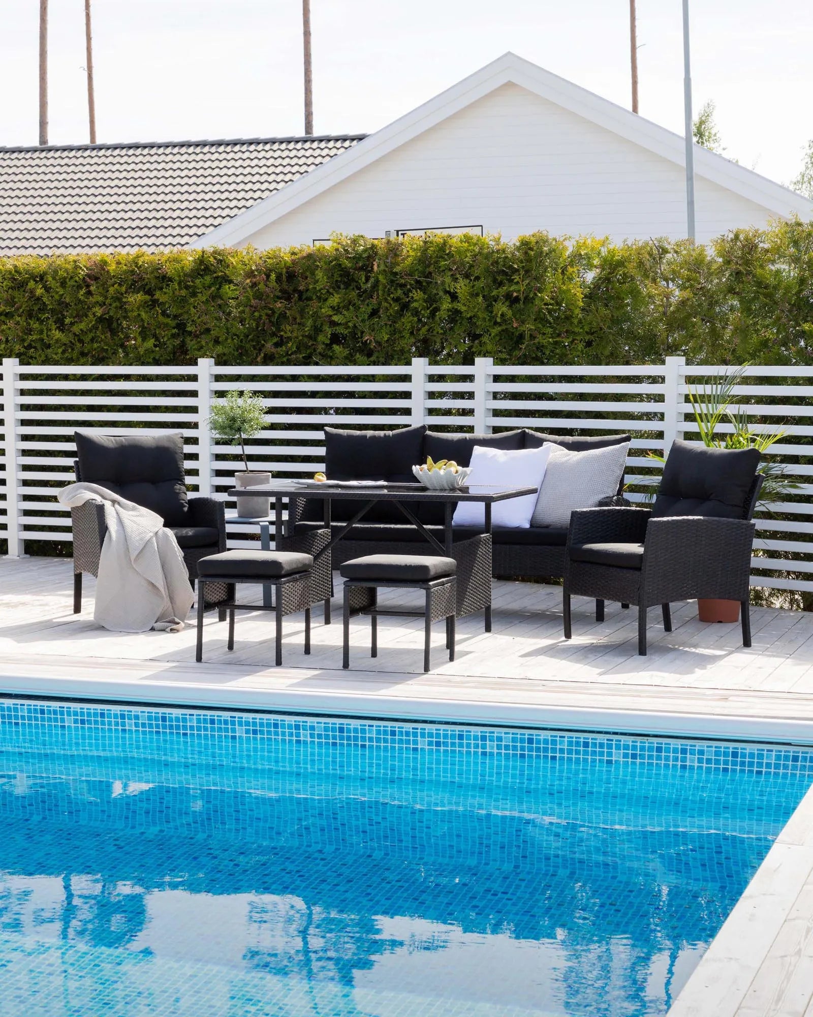 Knock Sofa Outdoorset 120cm in Schwarz präsentiert im Onlineshop von KAQTU Design AG. Loungeset ist von Venture Home