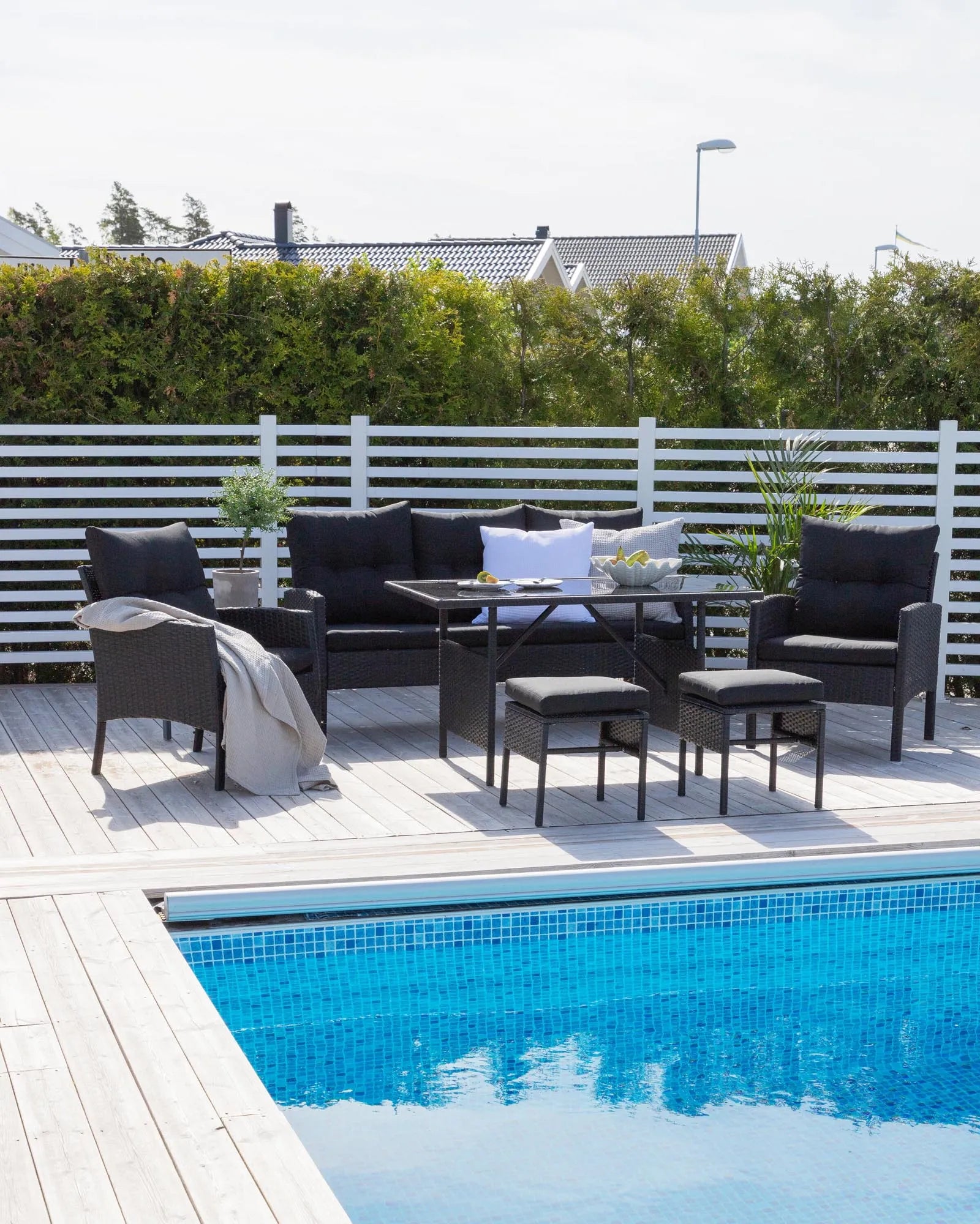 Knock Sofa Outdoorset 120cm in Schwarz präsentiert im Onlineshop von KAQTU Design AG. Loungeset ist von Venture Home