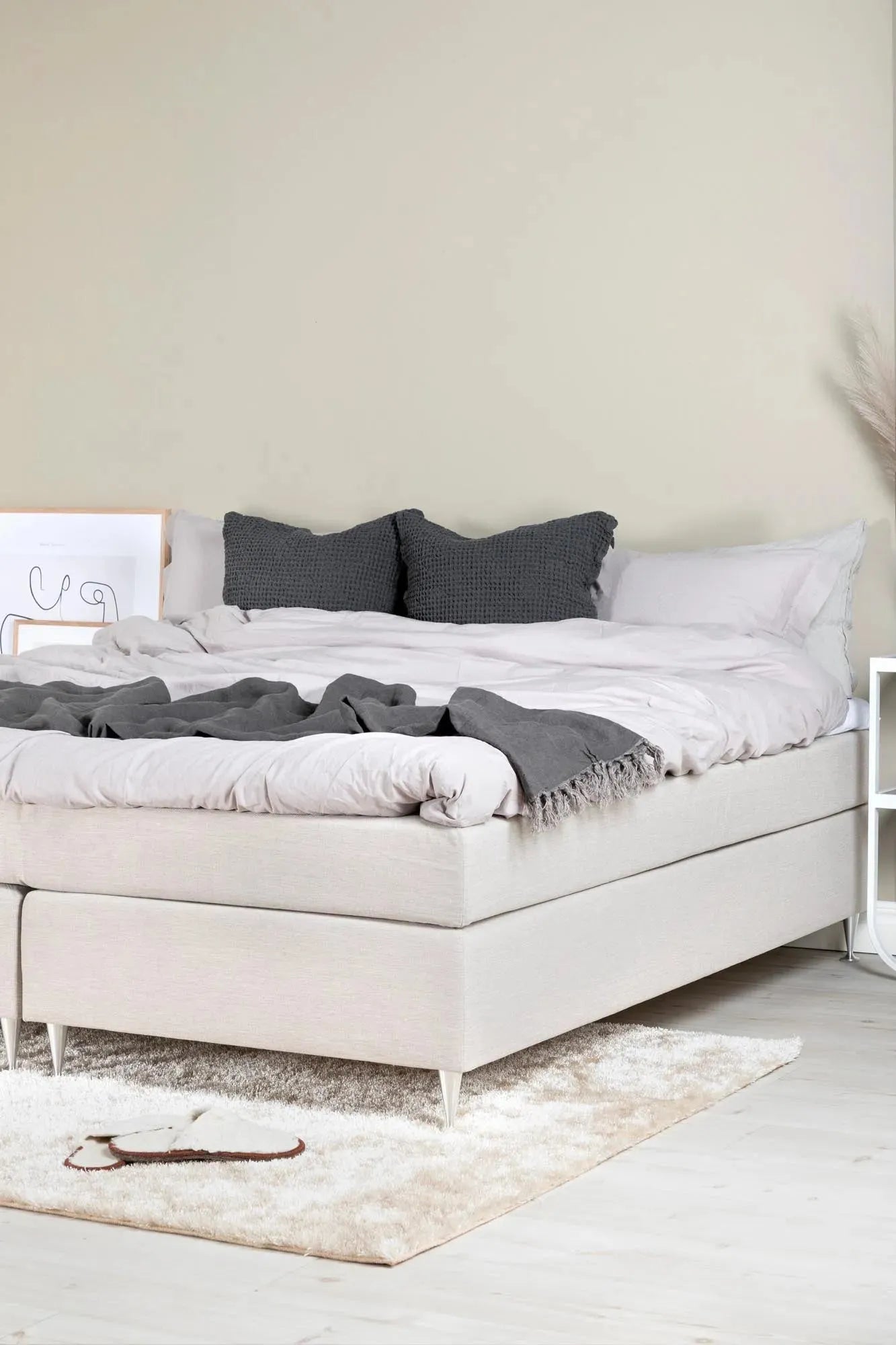 Tällberg Bett in Beige präsentiert im Onlineshop von KAQTU Design AG. Bett ist von Venture Home