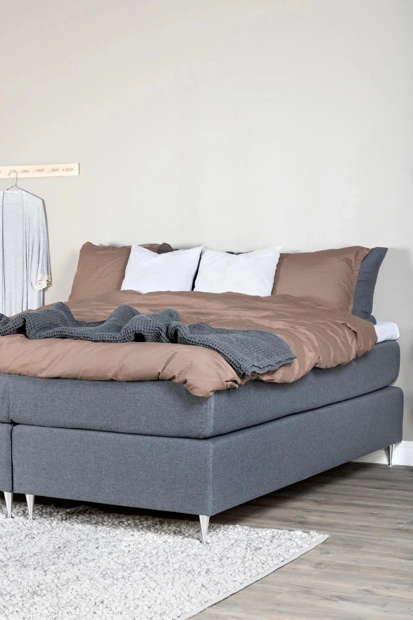 Älvdalen Bett  in Mittel-Grau präsentiert im Onlineshop von KAQTU Design AG. Bett ist von Venture Home