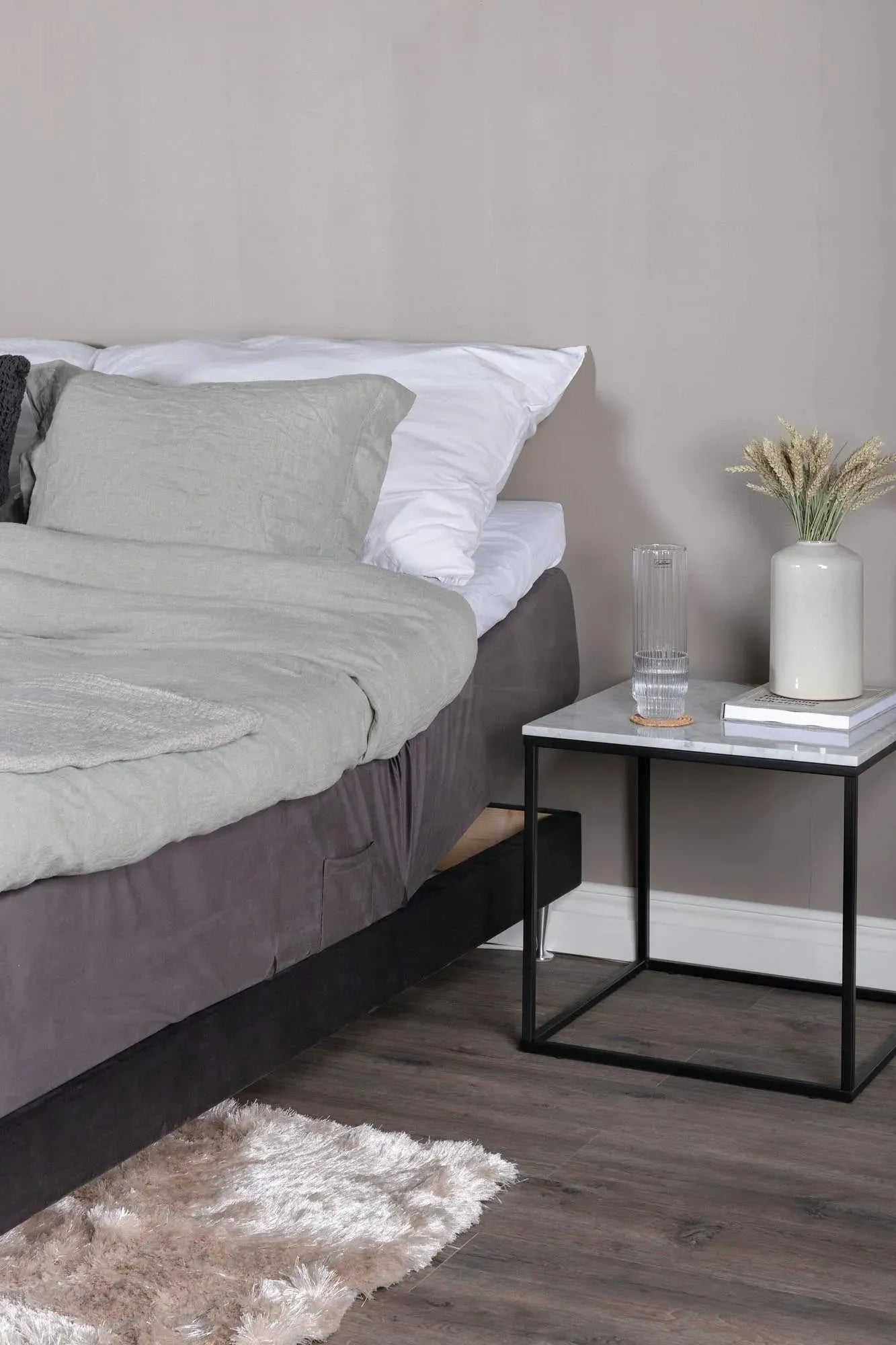 Vansbro Bett in Beige präsentiert im Onlineshop von KAQTU Design AG. Bett ist von Venture Home