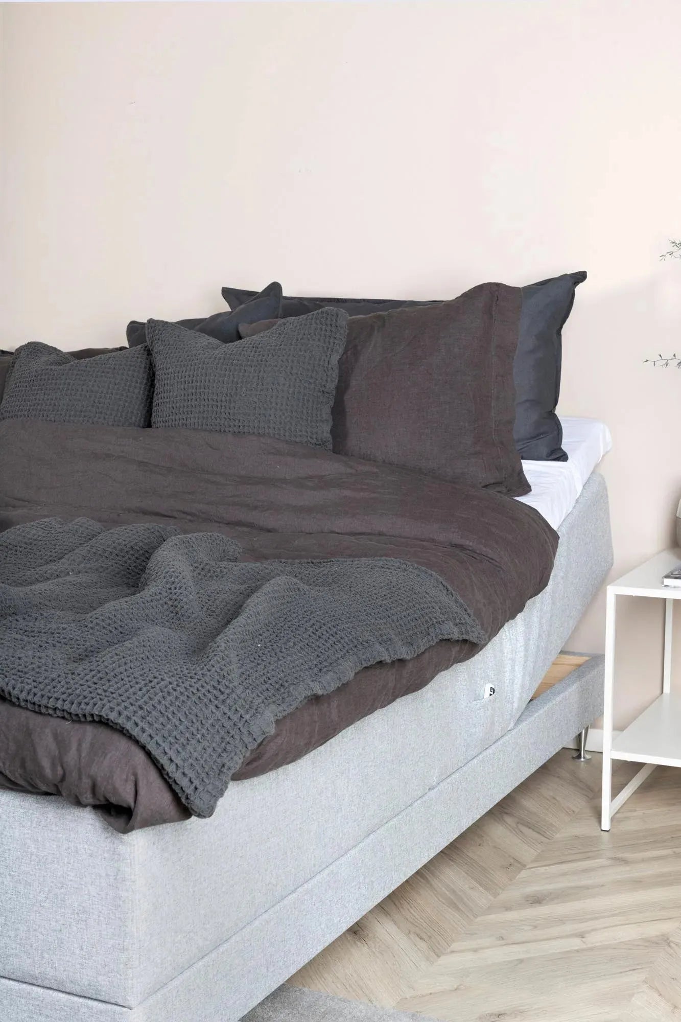 Vansbro Bett in Beige präsentiert im Onlineshop von KAQTU Design AG. Bett ist von Venture Home