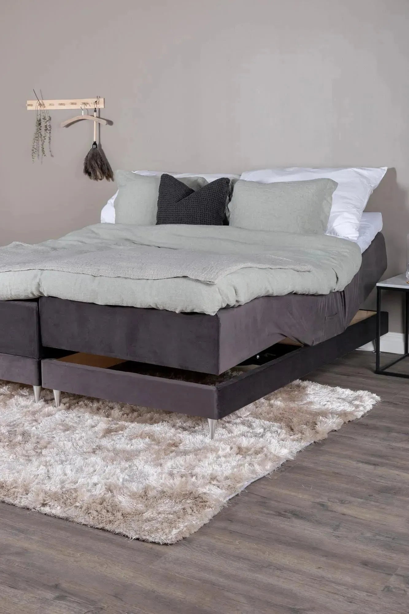 Vansbro Bett in Beige präsentiert im Onlineshop von KAQTU Design AG. Bett ist von Venture Home