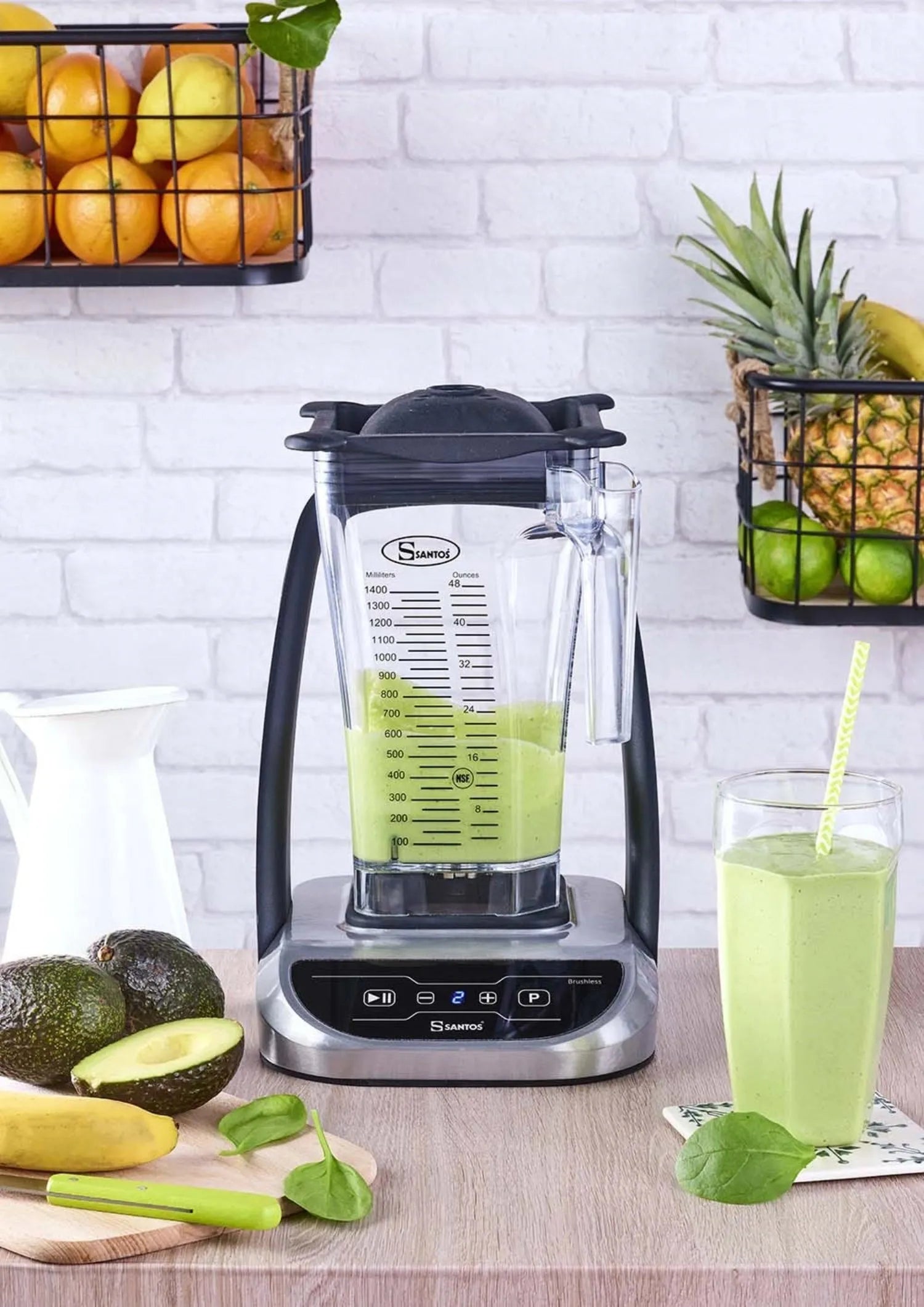 Kompakter Santos Standmixer: Leise, brushless, perfekt für Smoothies.