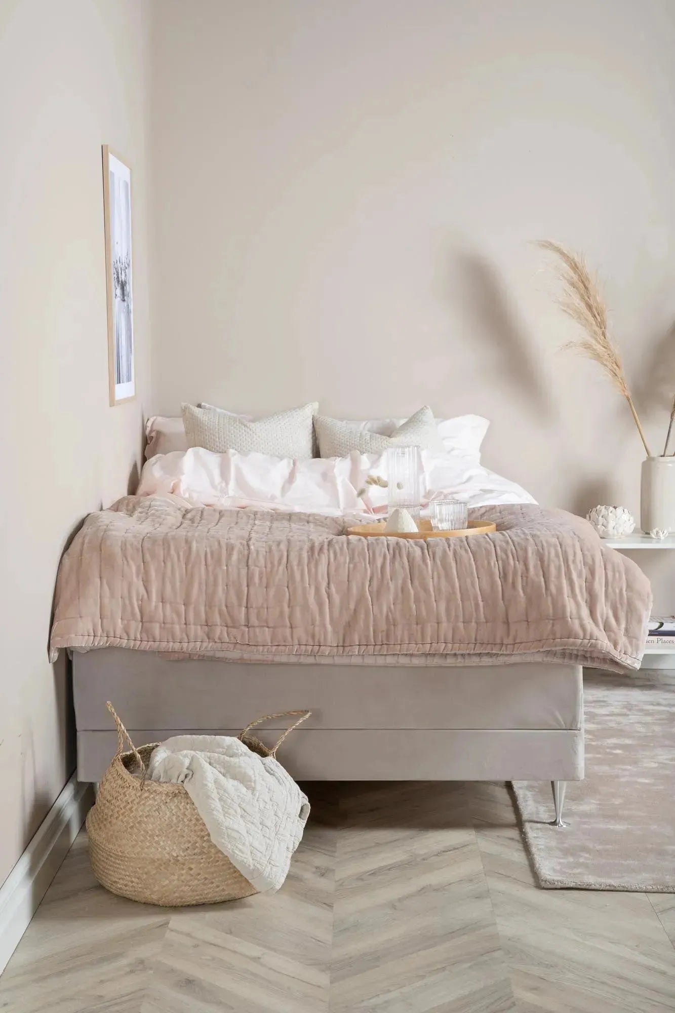 Vansbro Bett in Beige präsentiert im Onlineshop von KAQTU Design AG. Bett ist von Venture Home